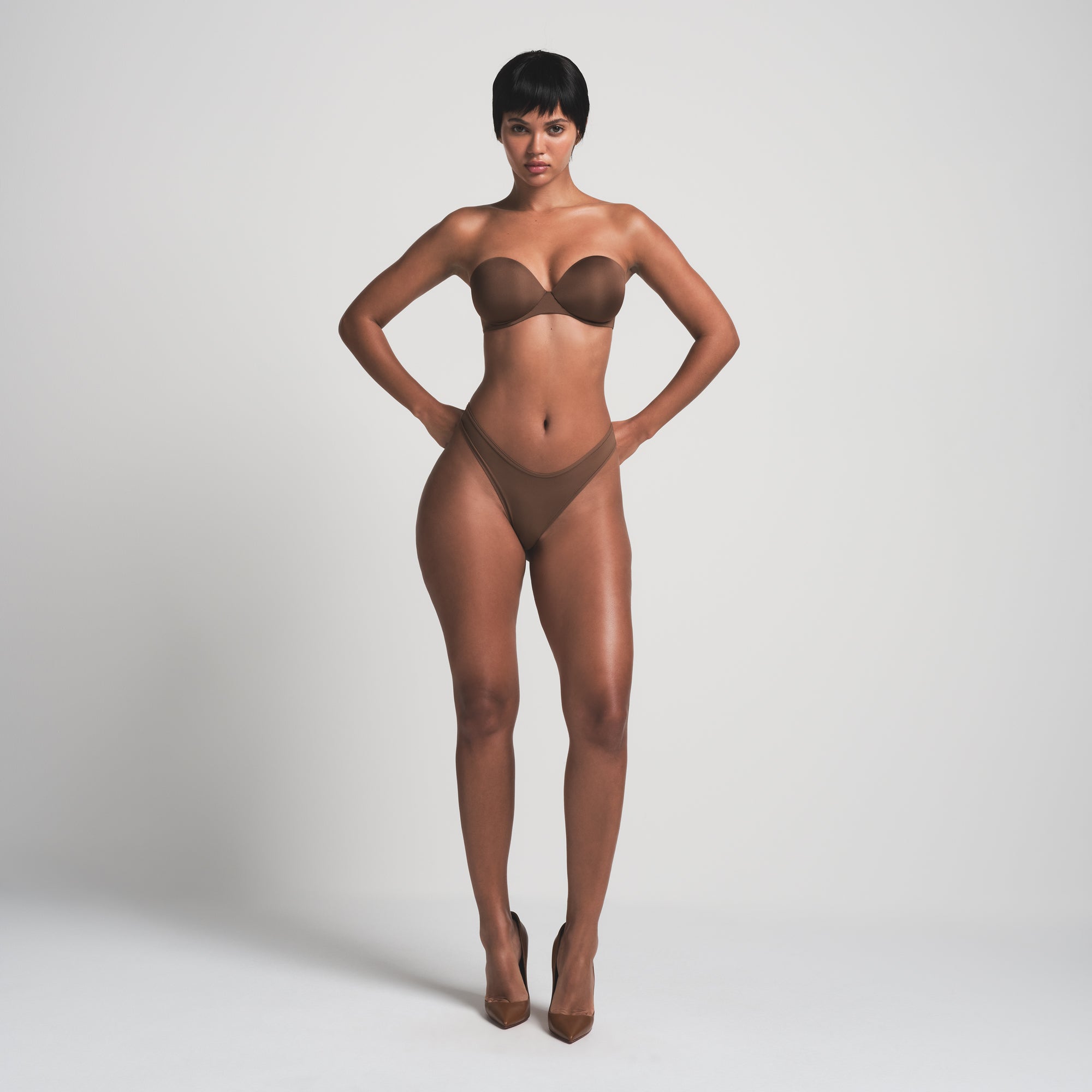 SKIMS ULTIMATE STRAPLESS PUSH-UP BRA | JASPER - Image 2