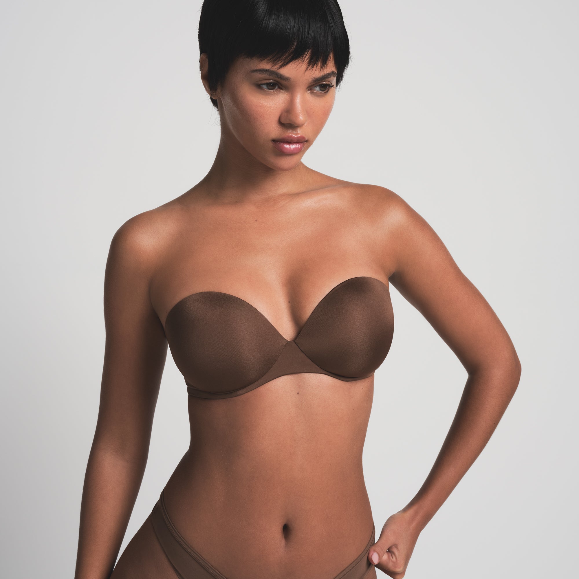 SKIMS ULTIMATE STRAPLESS PUSH-UP BRA | JASPER - Image 4