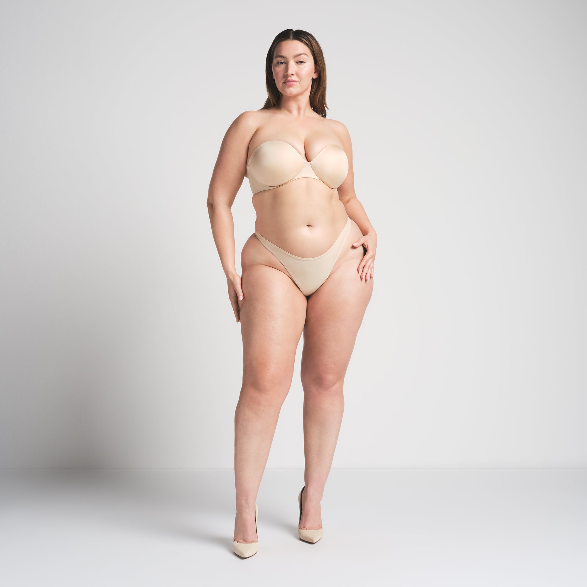 SKIMS ULTIMATE STRAPLESS PUSH-UP BRA | SAND - Image 2