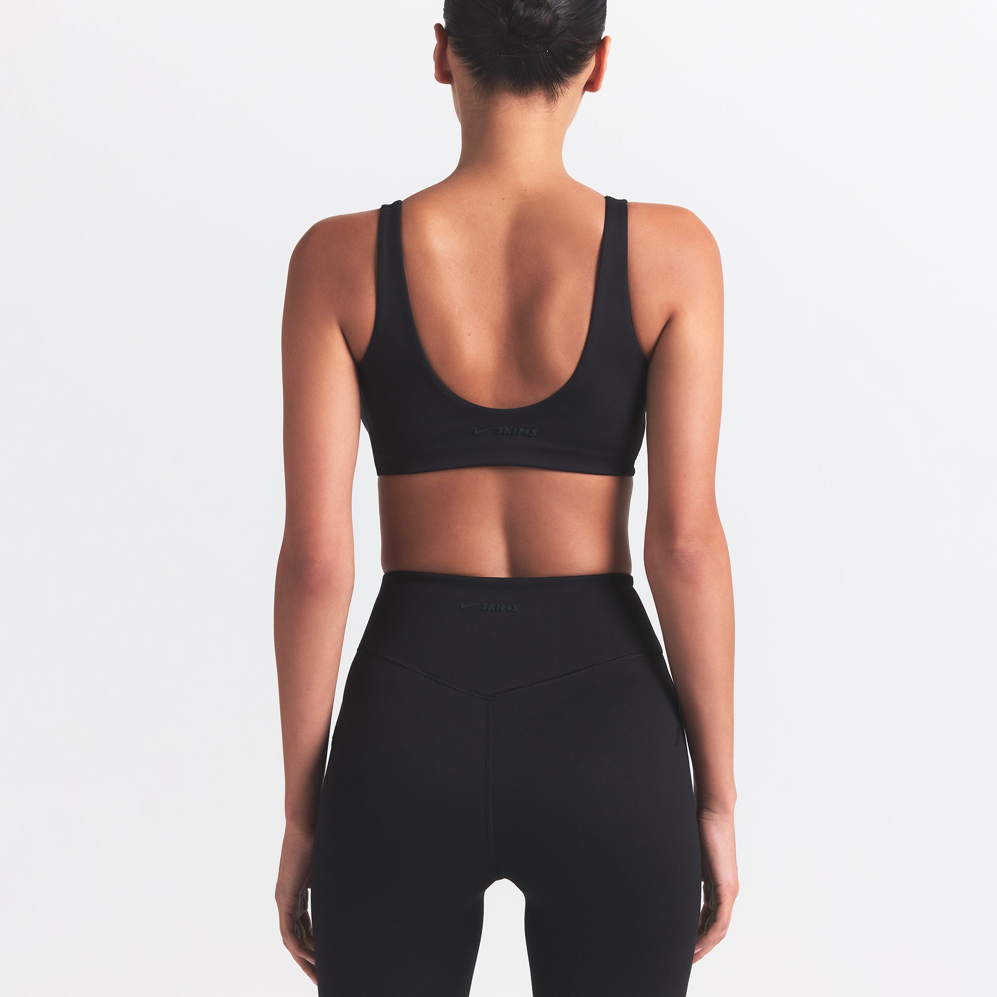 NikeSKIMS MATTE TWIST-FRONT BRA | OBSIDIAN - Image 4