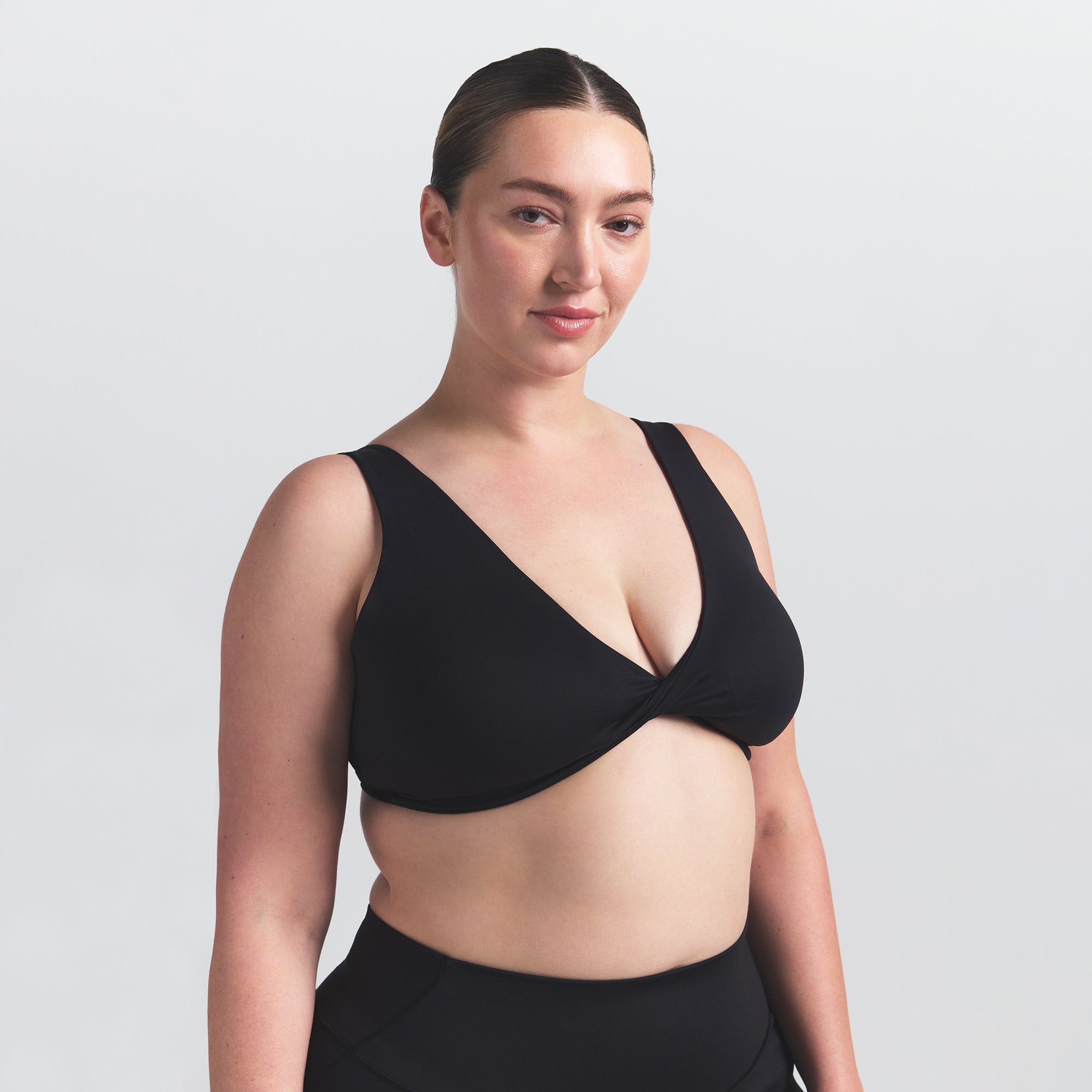 NikeSKIMS MATTE TWIST-FRONT BRA | OBSIDIAN - Image 5
