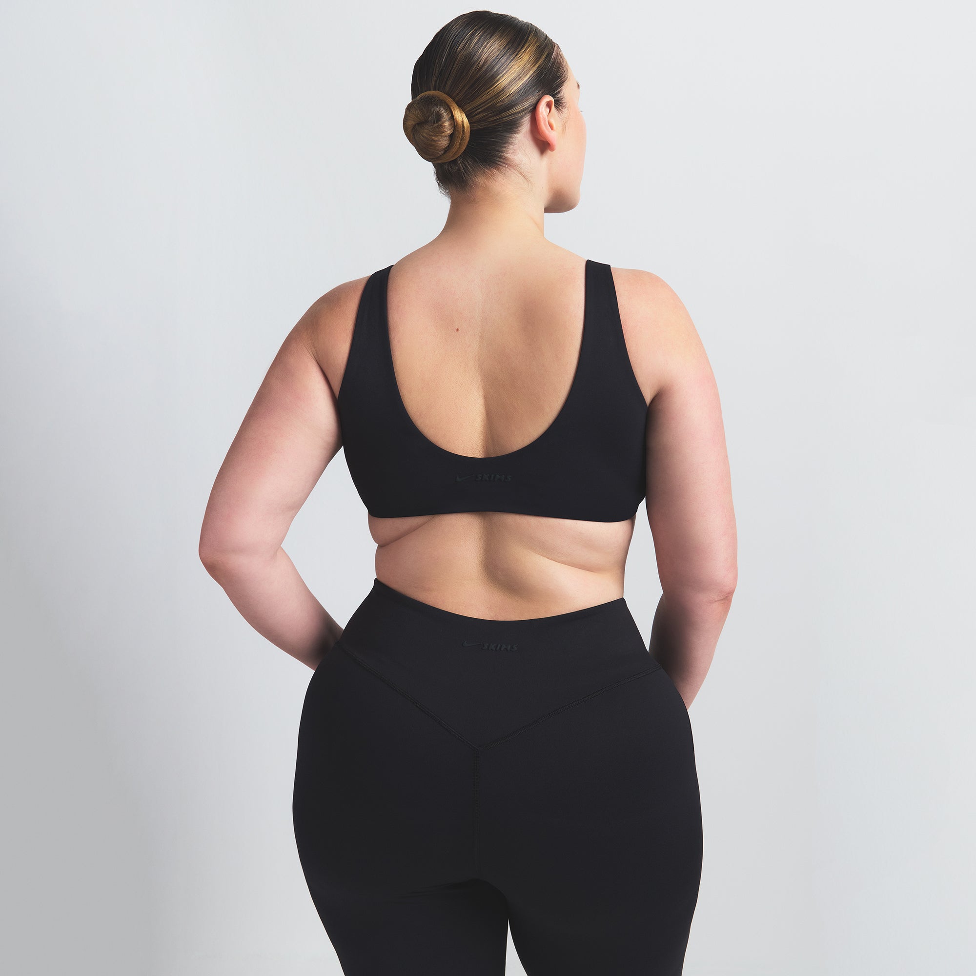 NikeSKIMS MATTE TWIST-FRONT BRA | OBSIDIAN - Image 7