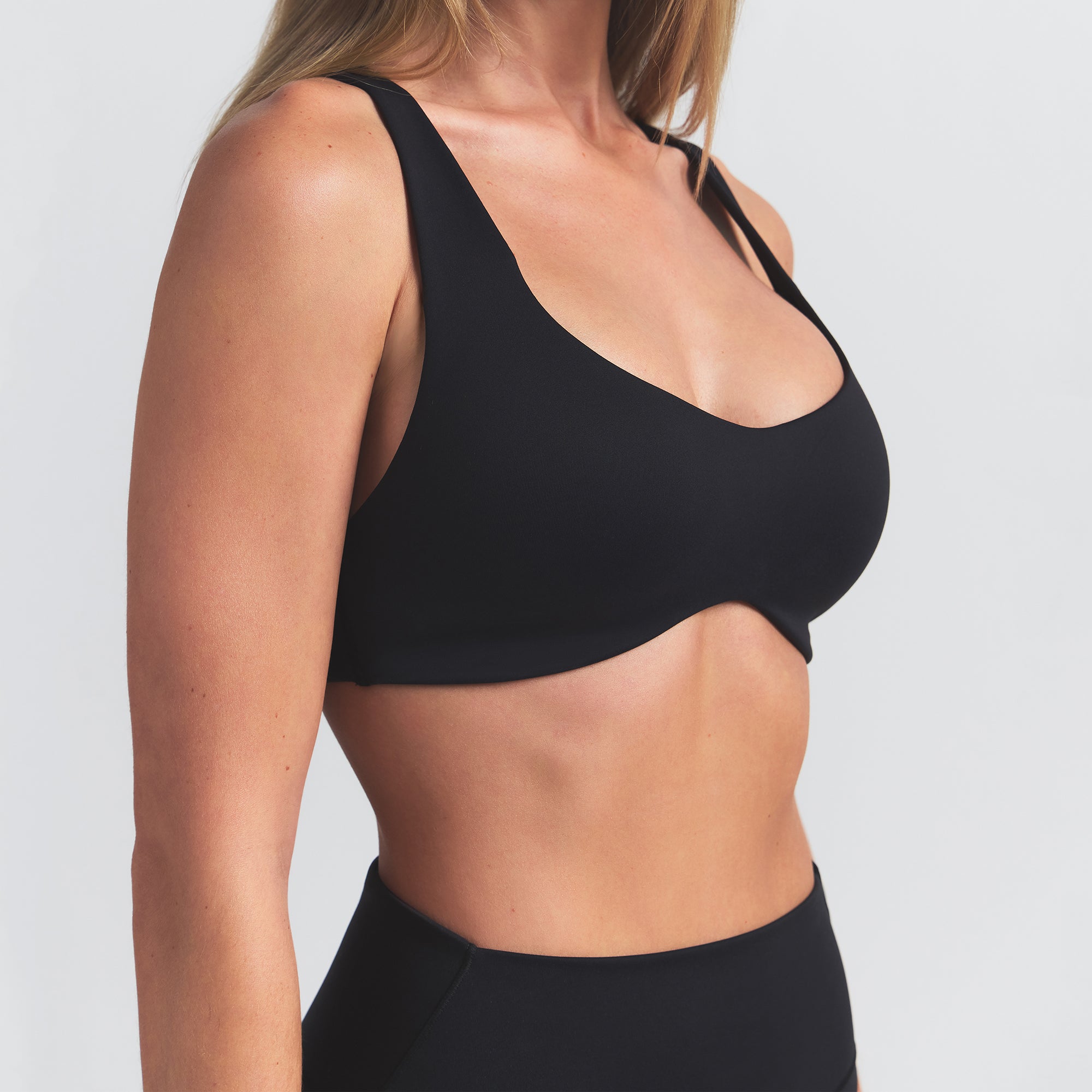 NikeSKIMS MATTE SHAPING SCOOP BRA | OBSIDIAN - Image 3