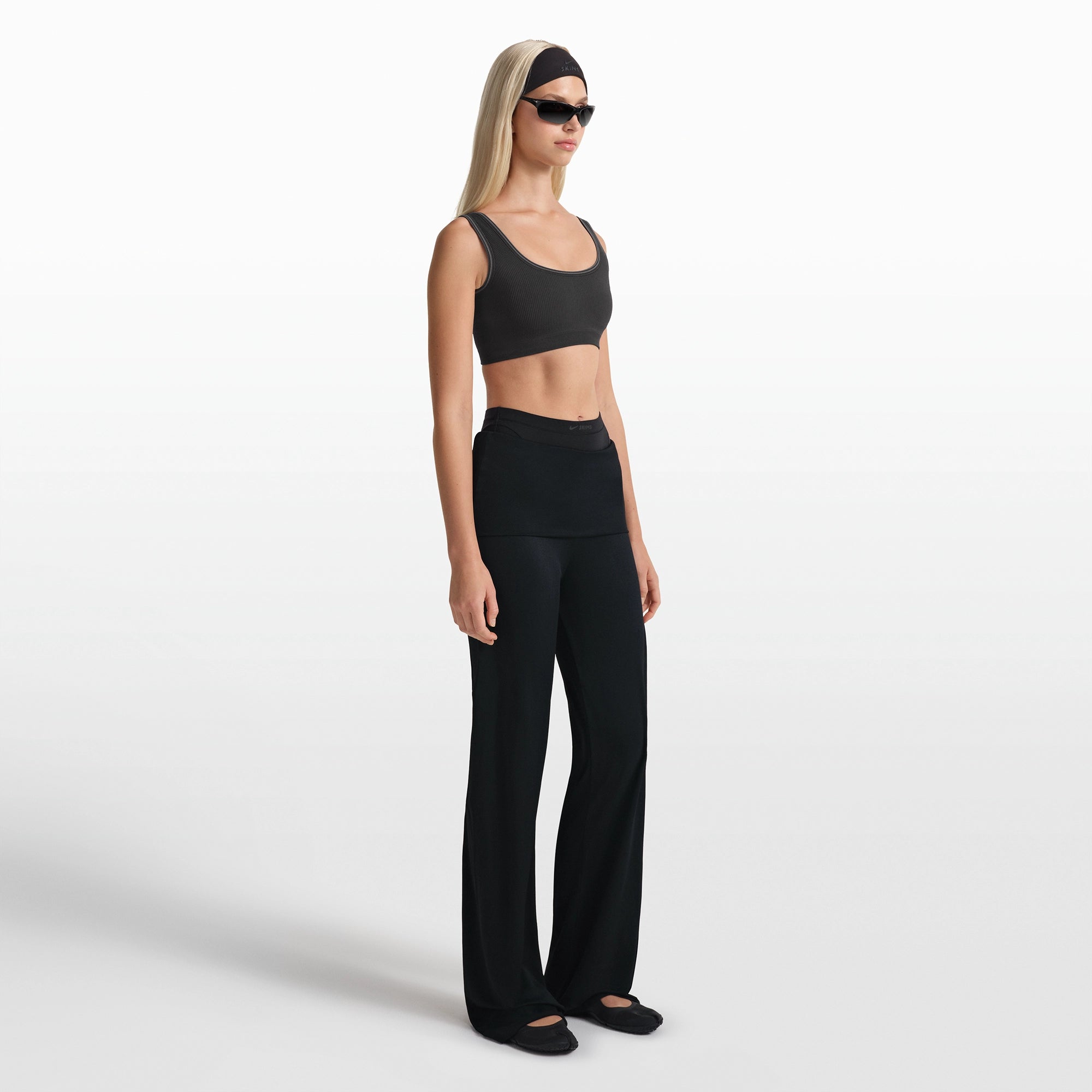 NikeSKIMS RIBBED SEAMLESS SCOOP BRA | OBSIDIAN - Image 4