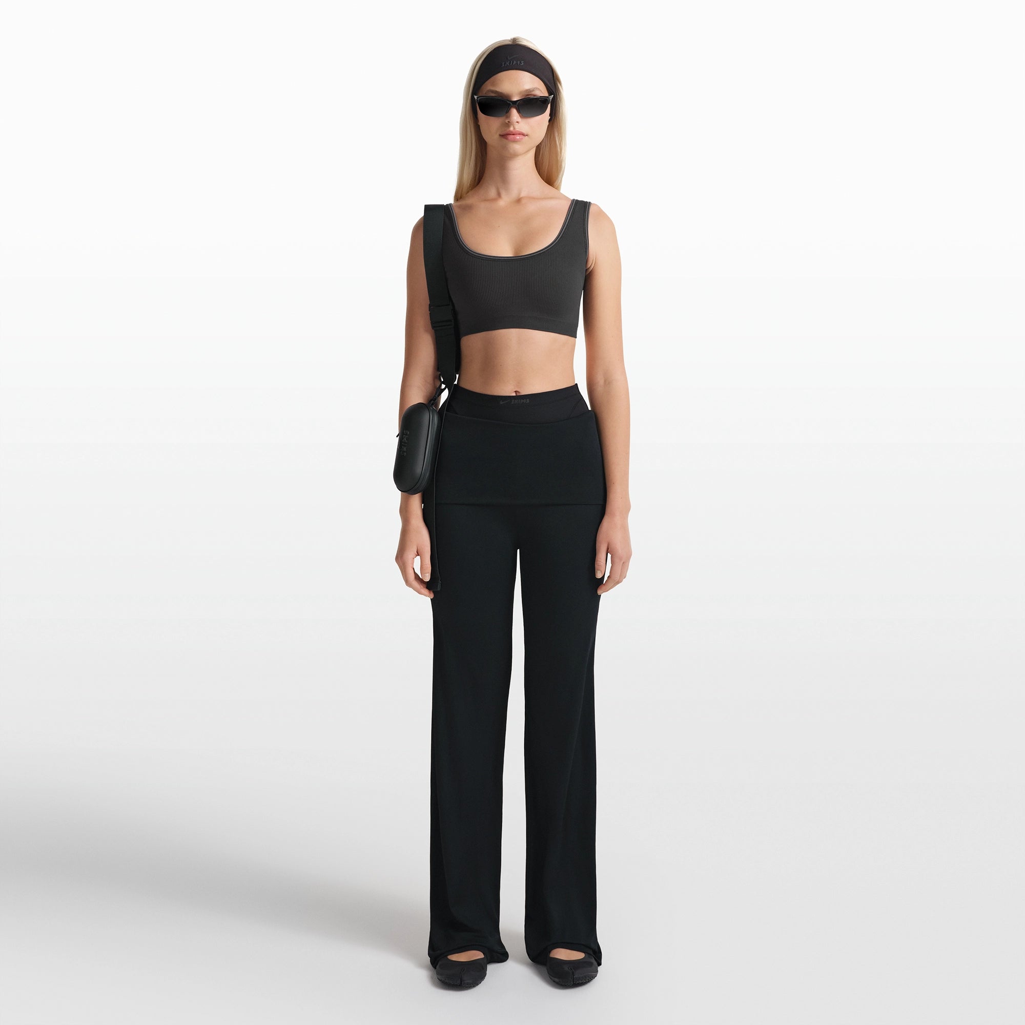 NikeSKIMS RIBBED SEAMLESS SCOOP BRA | OBSIDIAN - Image 2