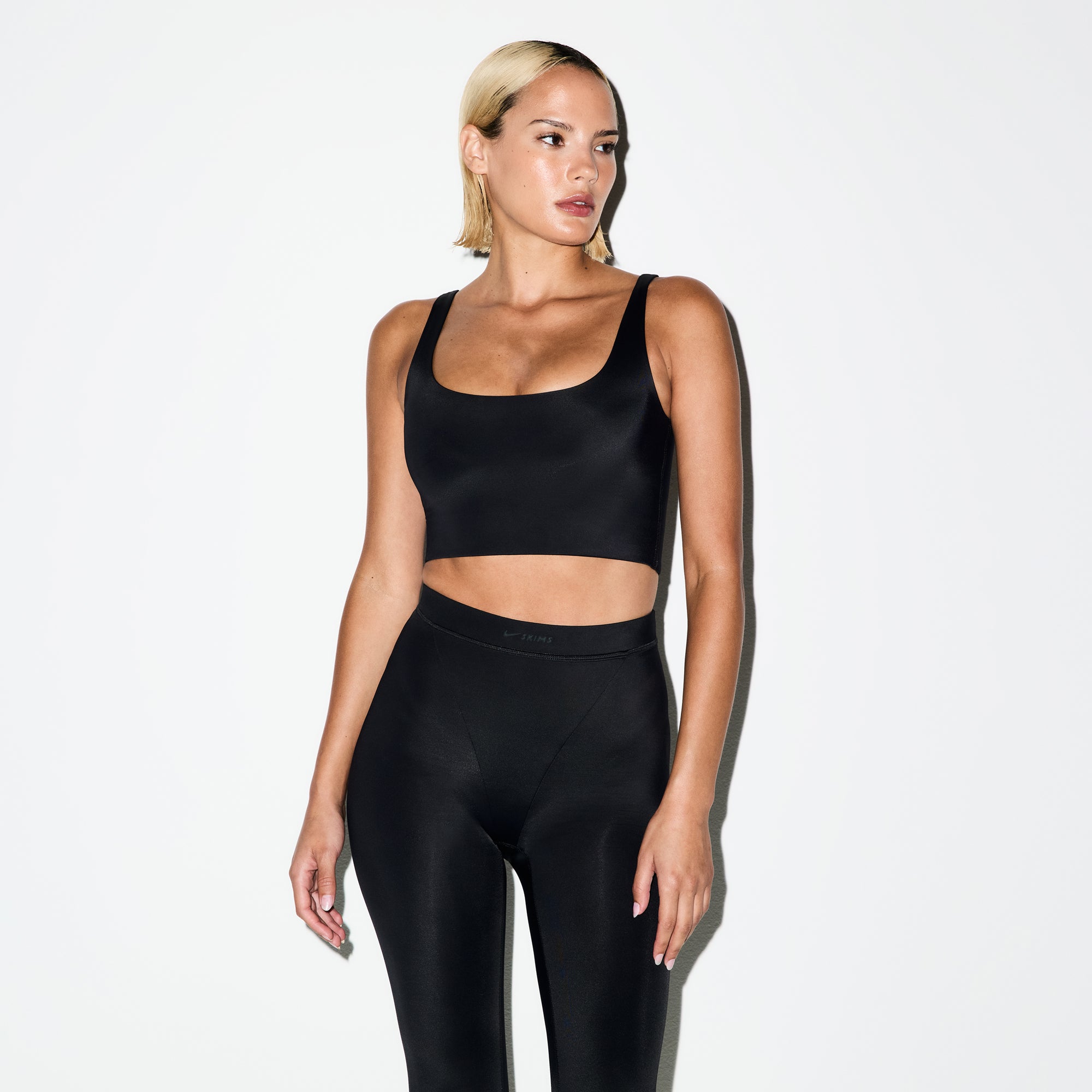NikeSKIMS SHINE V-LINE 26 LEGGING | OBSIDIAN - Image 3