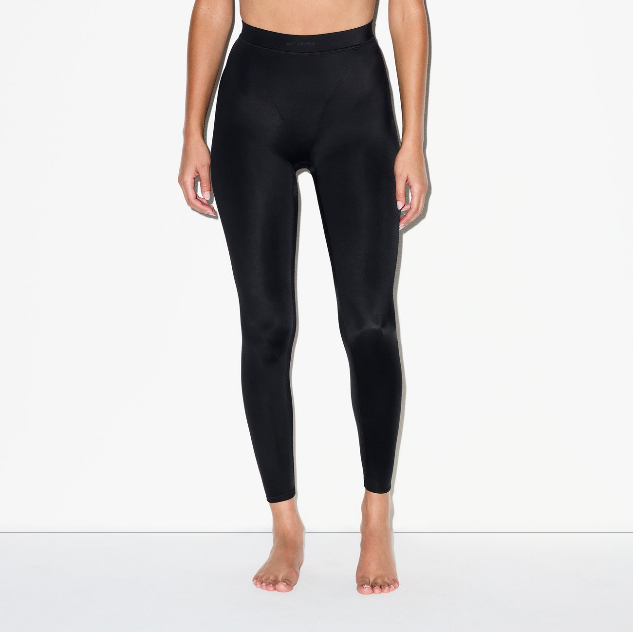 NikeSKIMS SHINE V-LINE 26 LEGGING | OBSIDIAN - Image 4