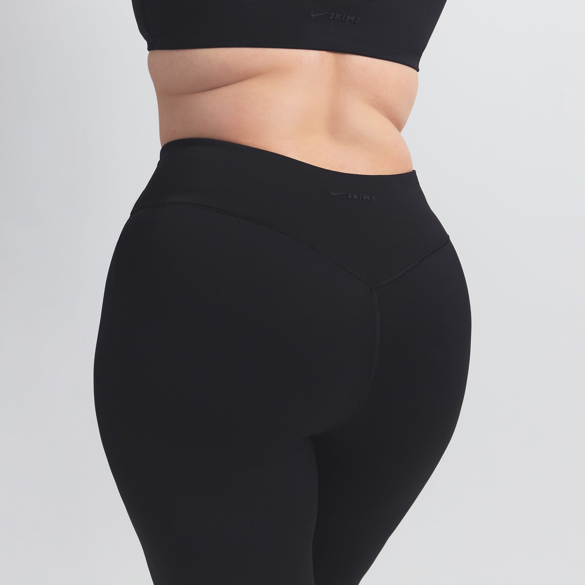 NikeSKIMS MATTE 26 LEGGING | OBSIDIAN - Image 7