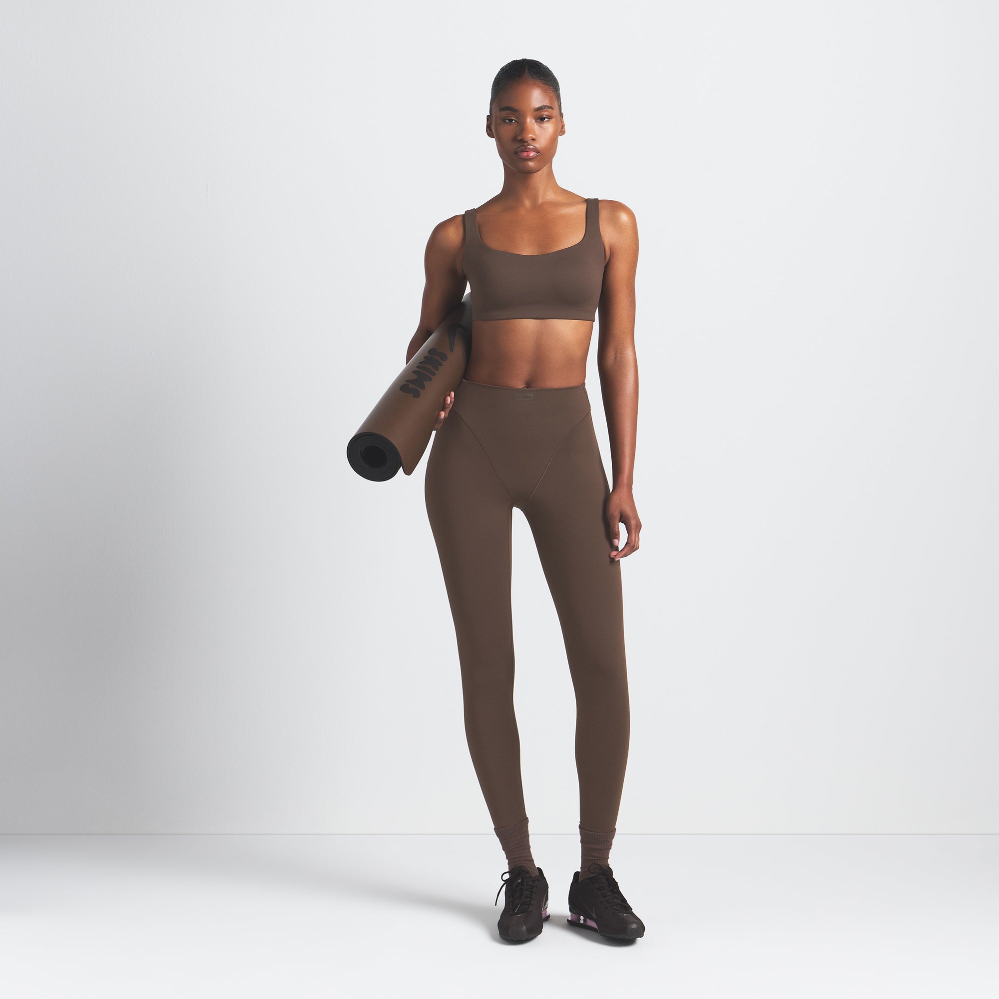 NikeSKIMS MATTE V-LINE 26 LEGGING | DARK SEPIA - Image 2