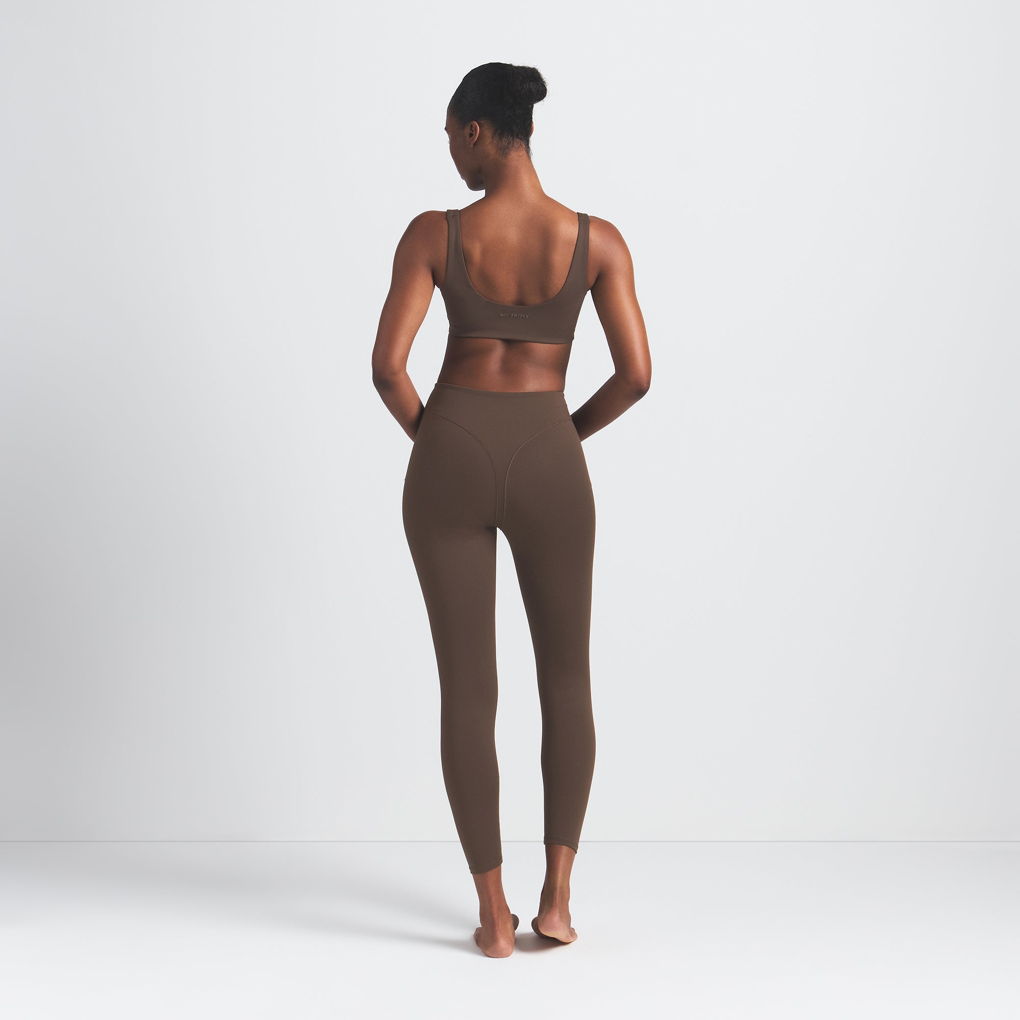 NikeSKIMS MATTE V-LINE 26 LEGGING | DARK SEPIA - Image 7