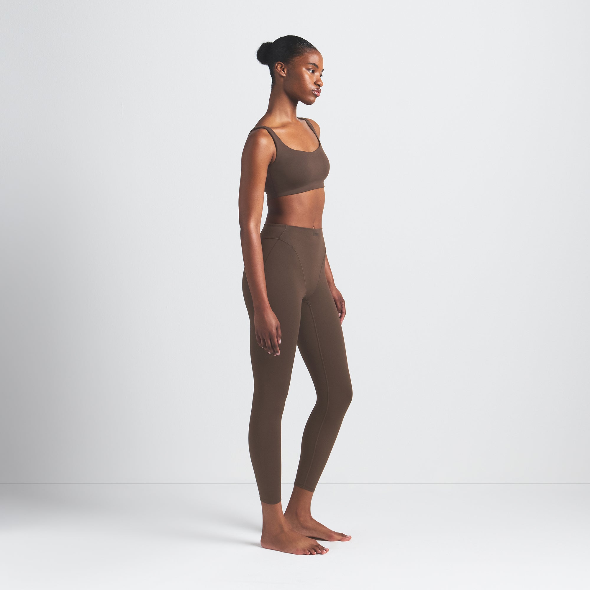NikeSKIMS MATTE V-LINE 26 LEGGING | DARK SEPIA - Image 5