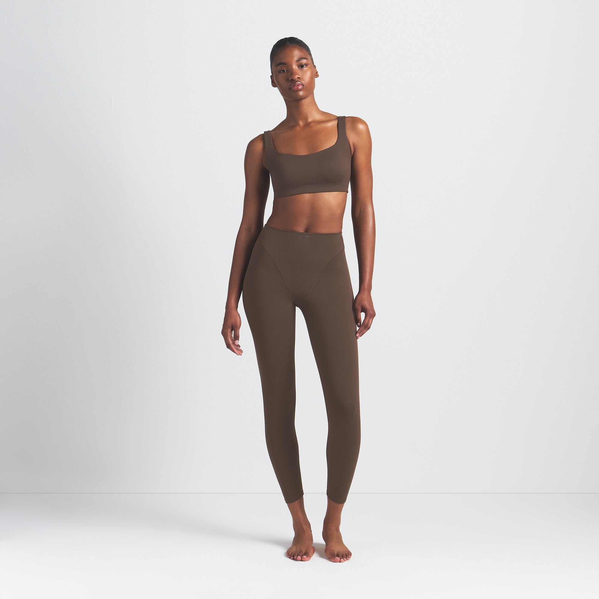 NikeSKIMS MATTE V-LINE 26 LEGGING | DARK SEPIA - Image 4