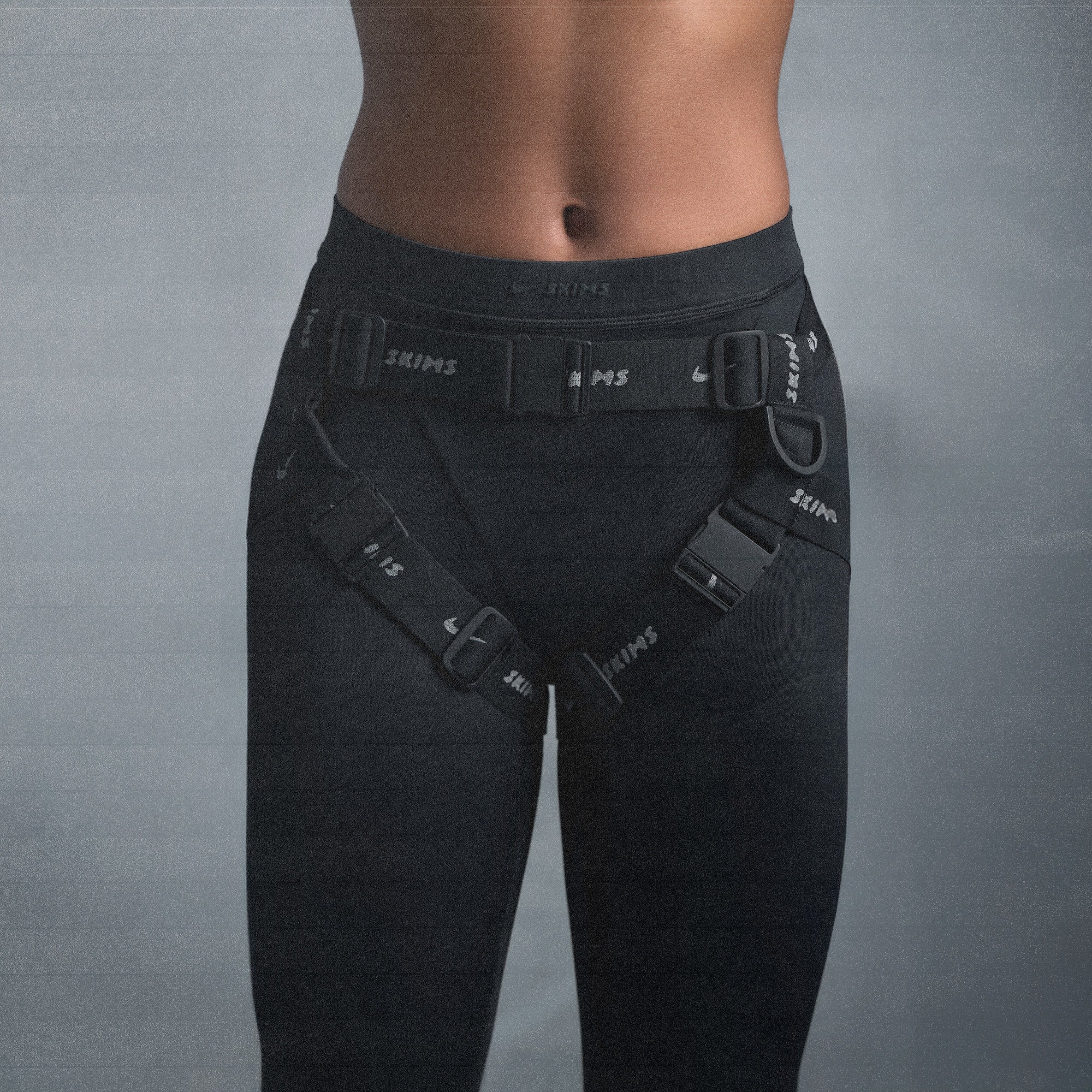 NikeSKIMS MATTE V-LINE 26 LEGGING | OBSIDIAN - Image 9
