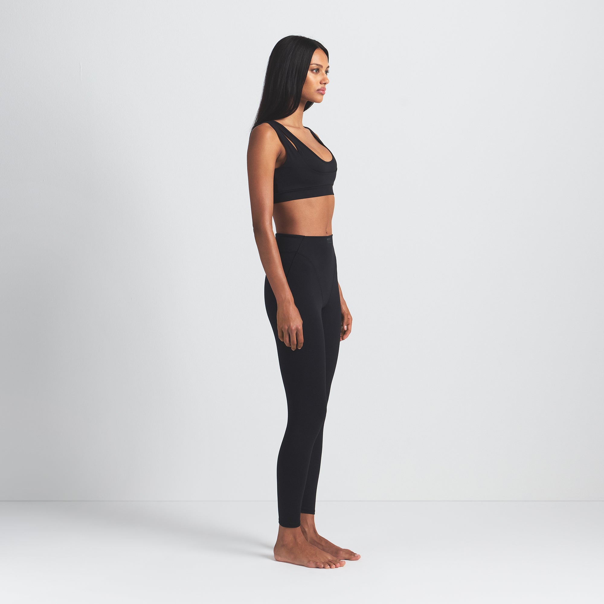 NikeSKIMS MATTE V-LINE 26 LEGGING | OBSIDIAN - Image 5