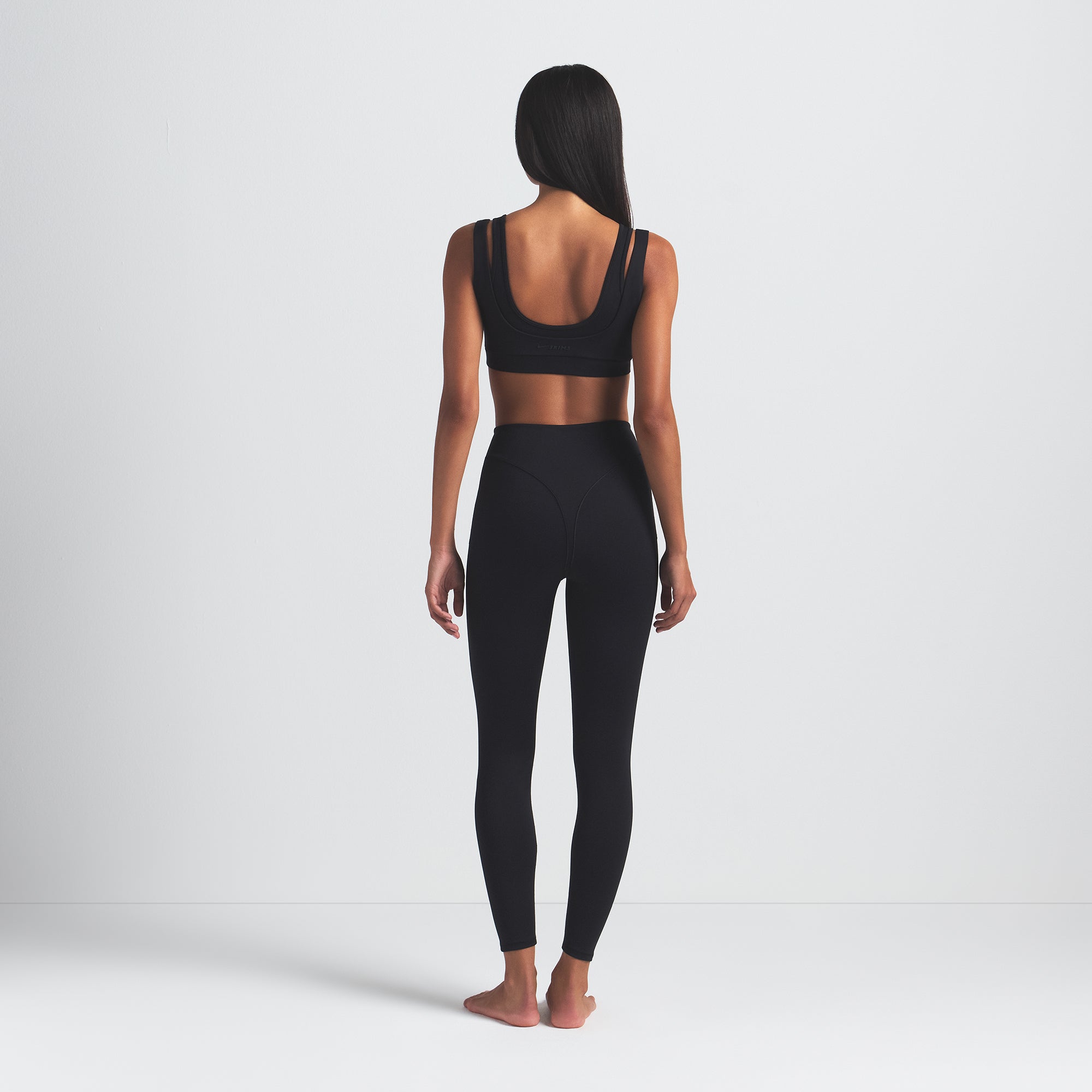 NikeSKIMS MATTE V-LINE 26 LEGGING | OBSIDIAN - Image 7