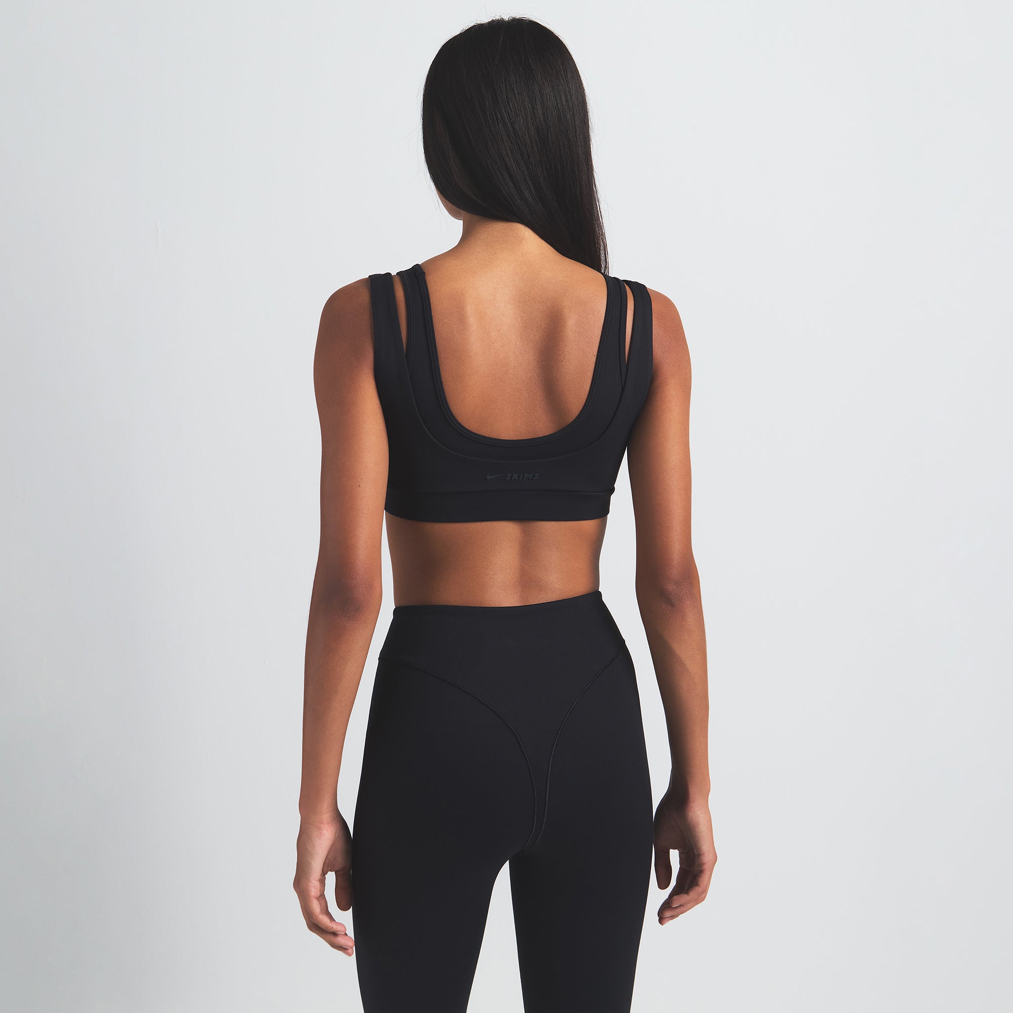 NikeSKIMS MATTE V-LINE 26 LEGGING | OBSIDIAN - Image 6