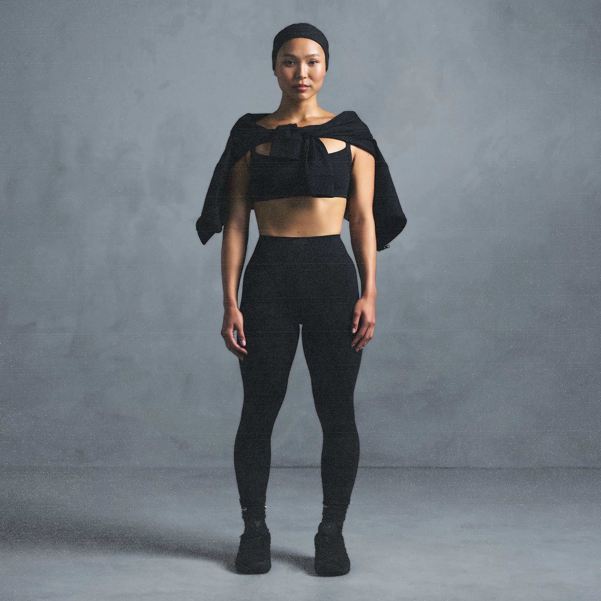 NikeSKIMS MATTE V-LINE 26 LEGGING | OBSIDIAN - Image 8