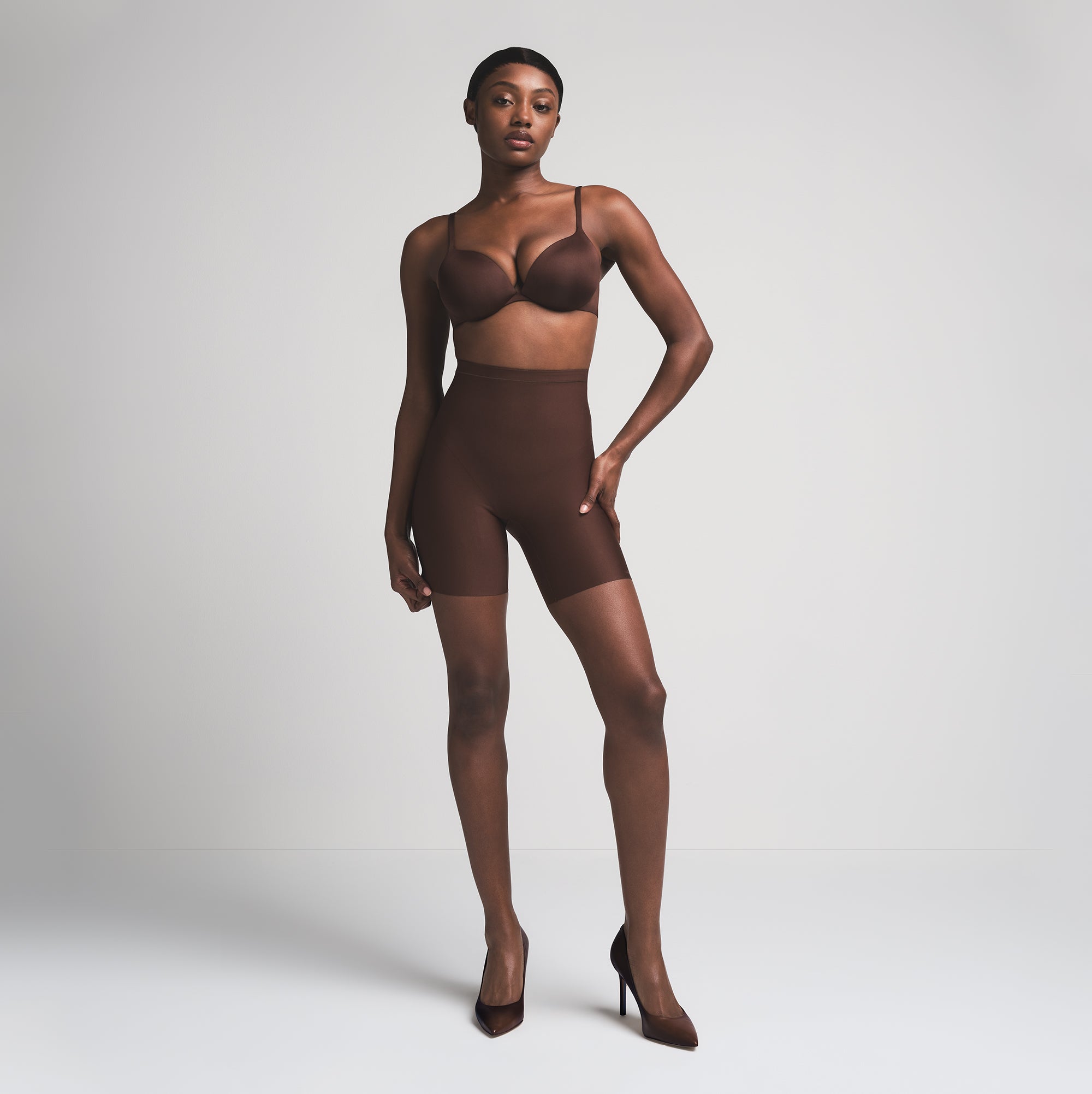 SKIMS BODY CORE SCULPT MID RISE SHORT | COCOA - Image 2