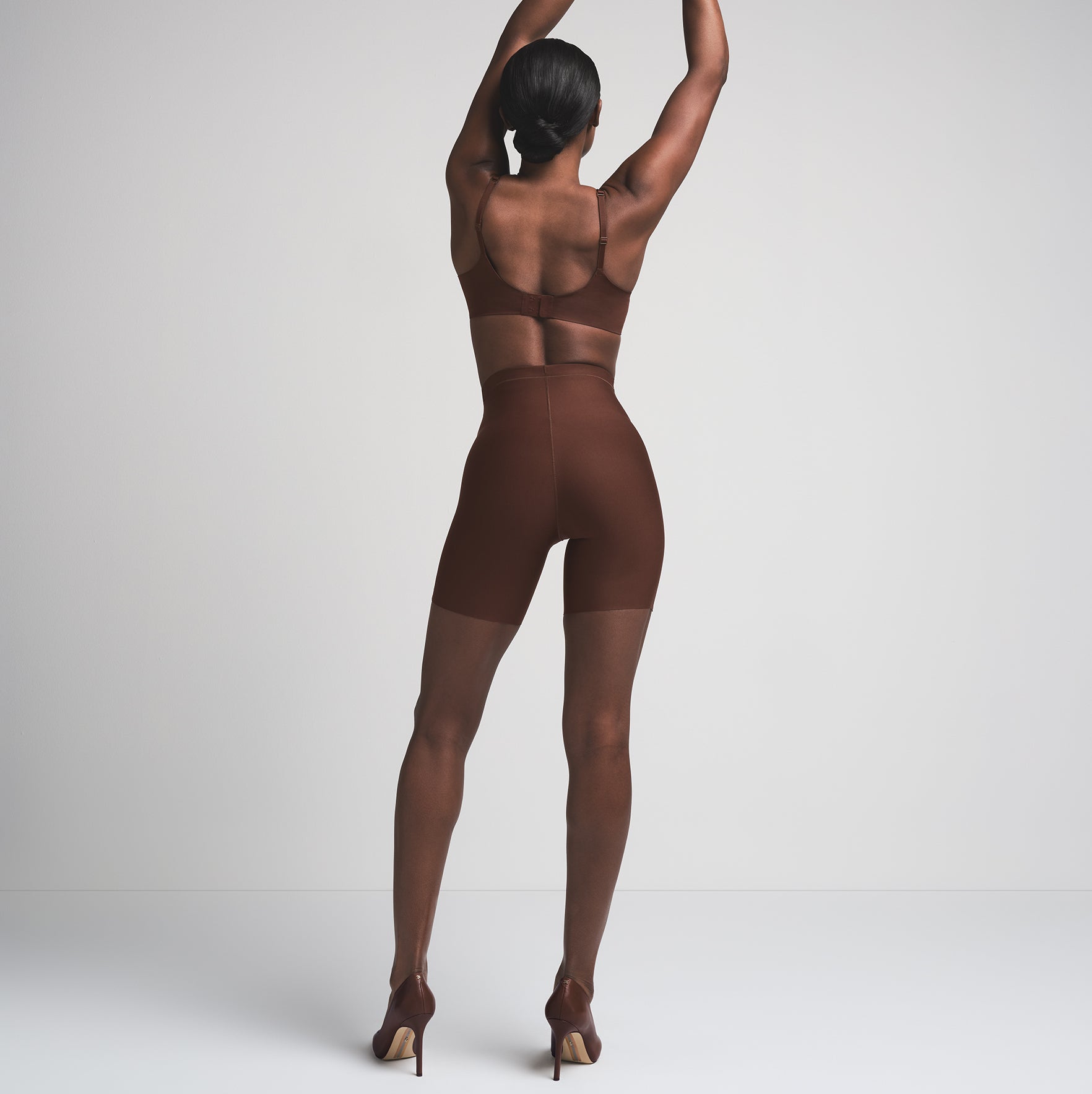 SKIMS BODY CORE SCULPT MID RISE SHORT | COCOA - Image 10