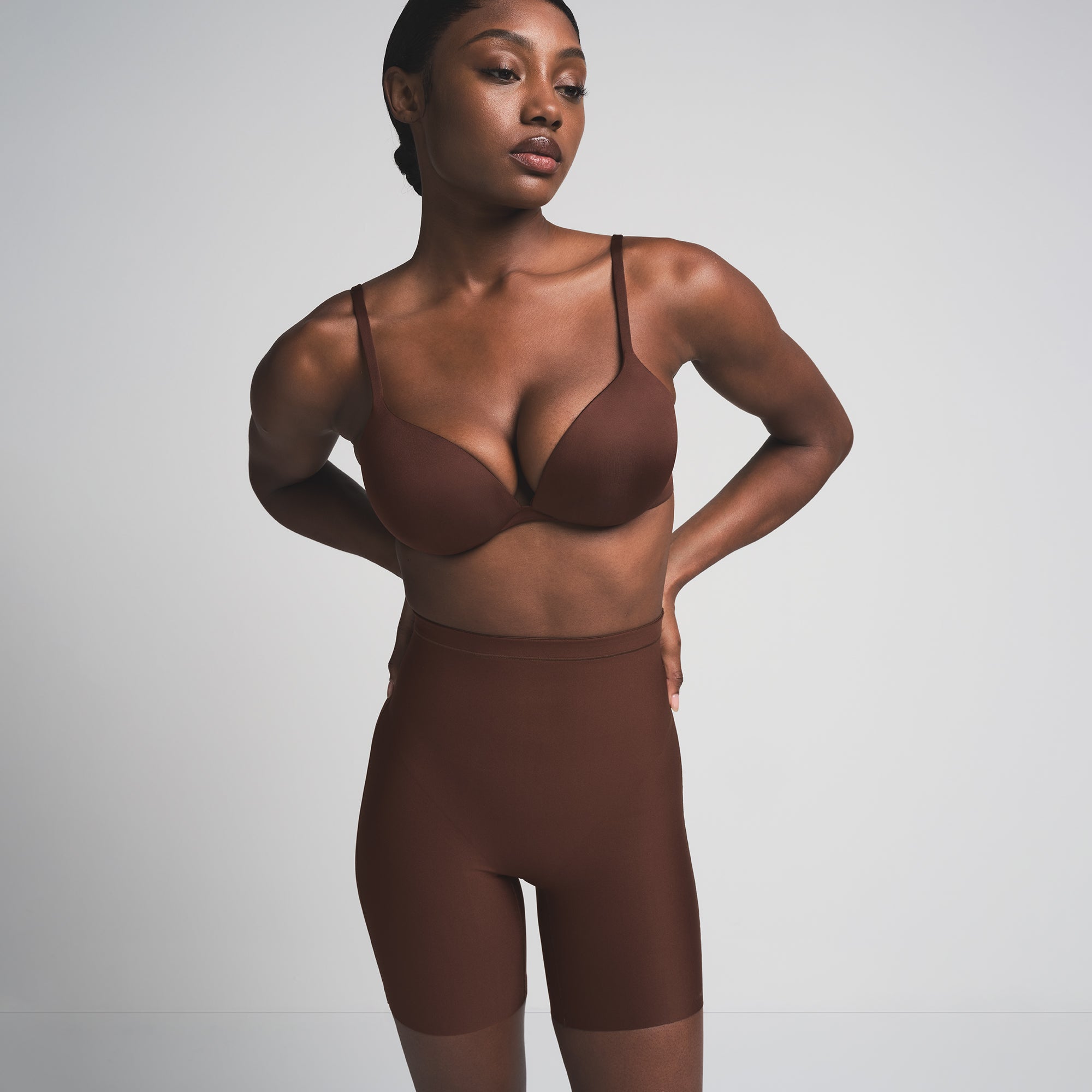SKIMS BODY CORE SCULPT MID RISE SHORT | COCOA - Image 4
