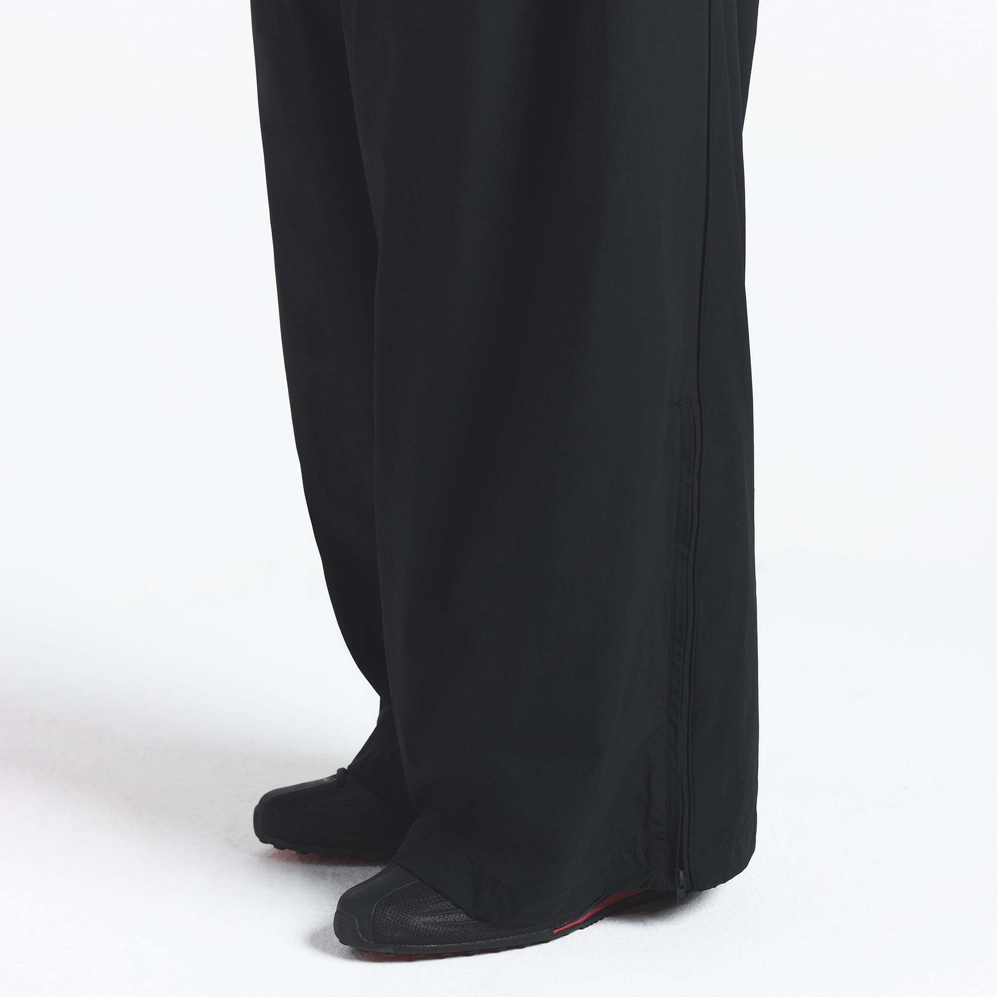 NikeSKIMS WOVEN NYLON OVERSIZED TRACK PANT | OBSIDIAN - Image 4