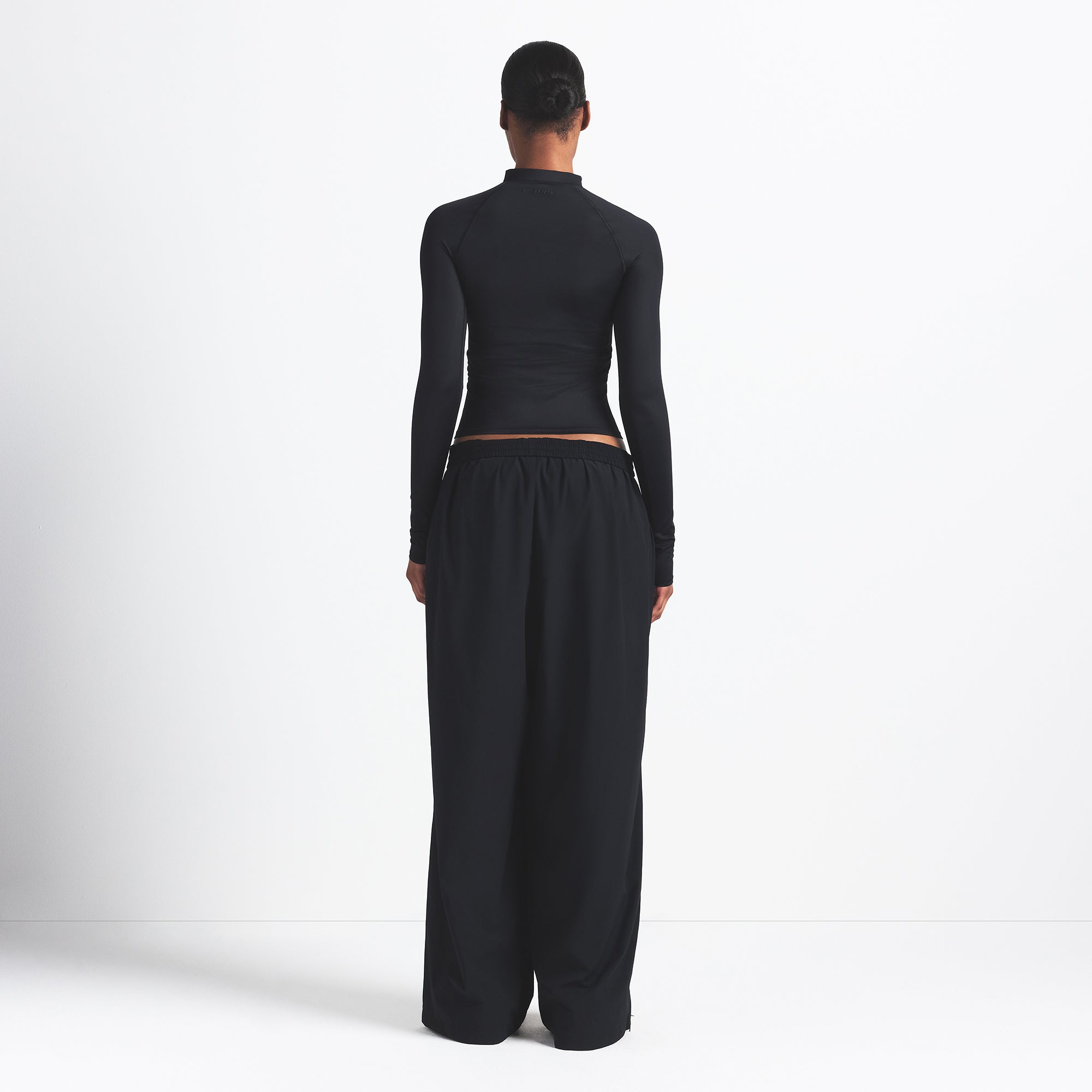 NikeSKIMS WOVEN NYLON OVERSIZED TRACK PANT | OBSIDIAN - Image 5