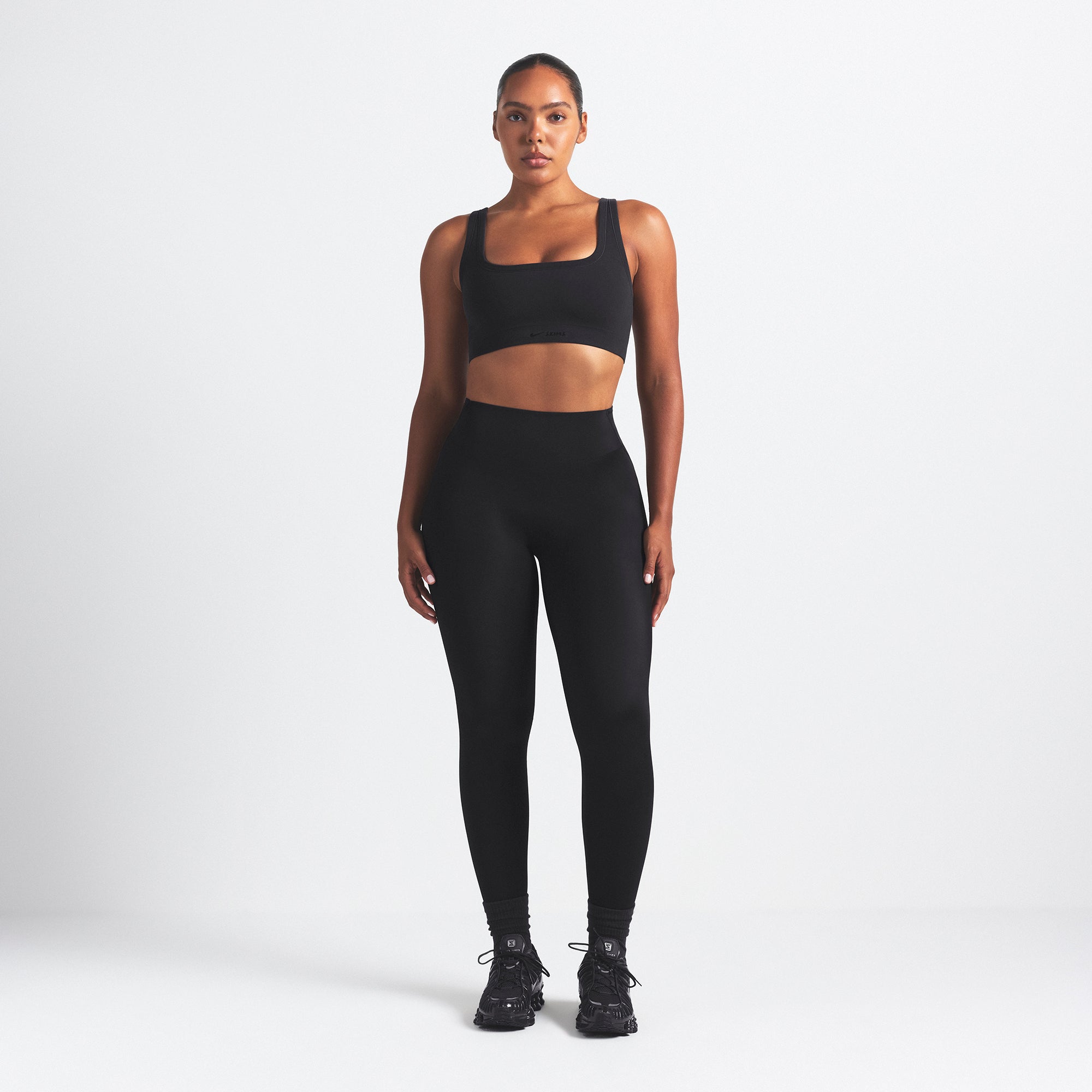 NikeSKIMS VINTAGE SEAMLESS SCOOP NECK BRA | OBSIDIAN - Image 5