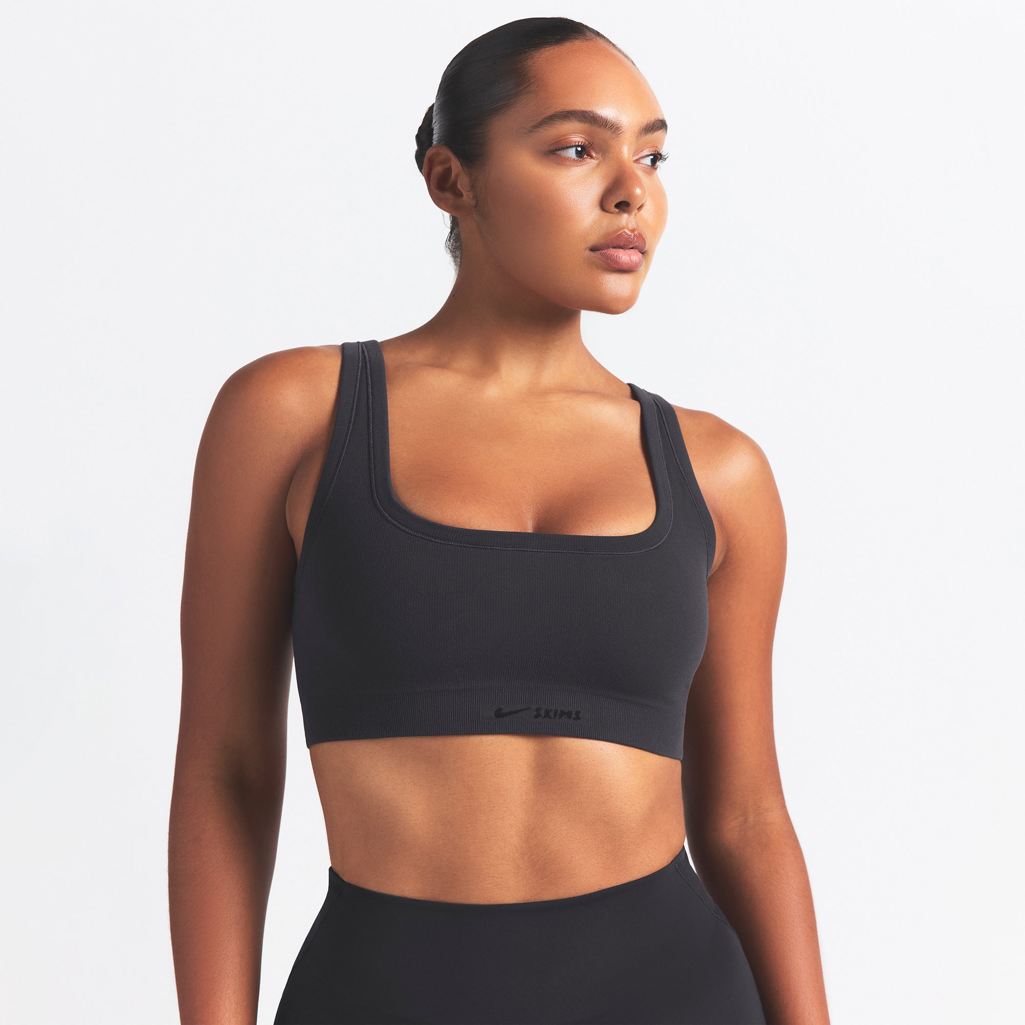 NikeSKIMS VINTAGE SEAMLESS SCOOP NECK BRA | OBSIDIAN - Image 2