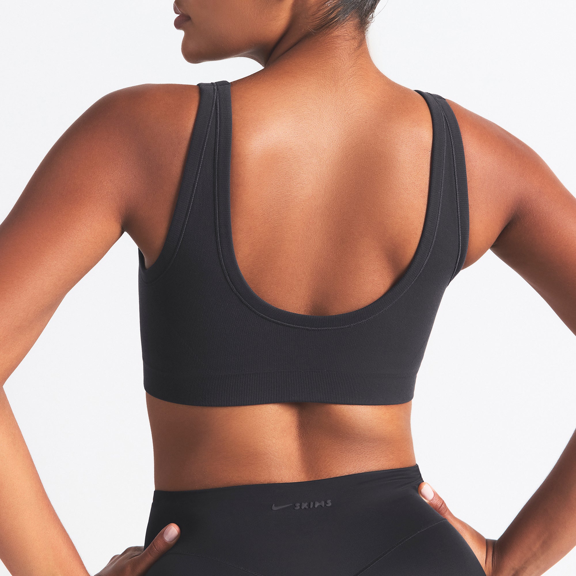 NikeSKIMS VINTAGE SEAMLESS SCOOP NECK BRA | OBSIDIAN - Image 4