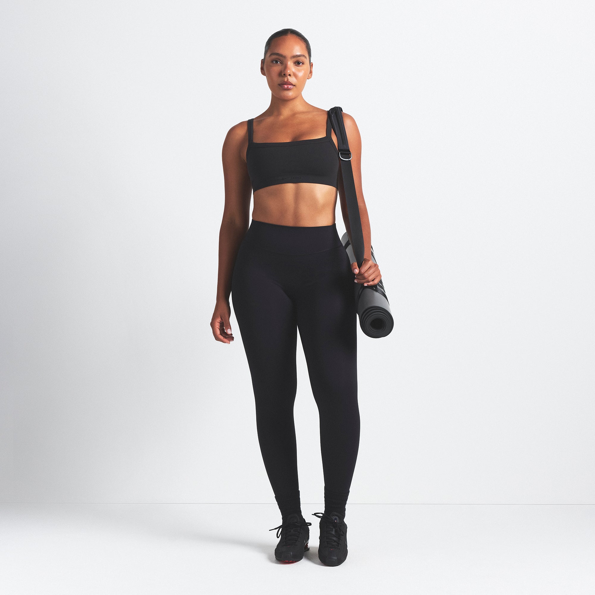 NikeSKIMS VINTAGE SEAMLESS CAMI BRA | OBSIDIAN - Image 2