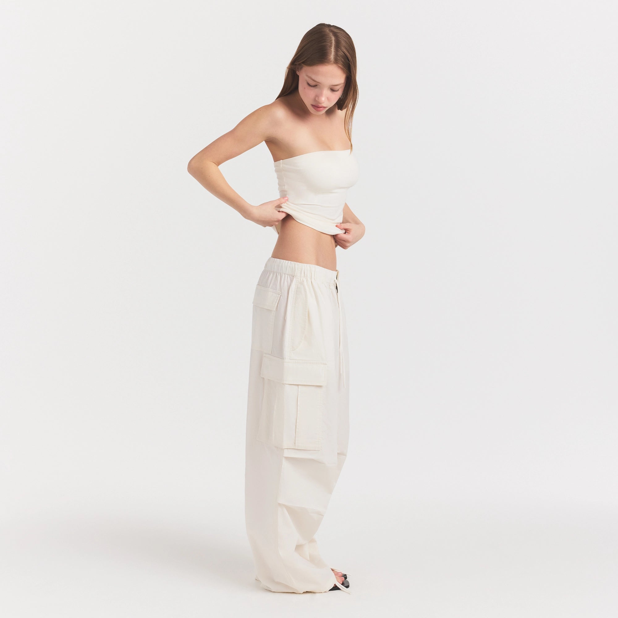 WOVEN COTTON OVERSIZED LOW RISE CARGO PANT | EGRET - Image 3