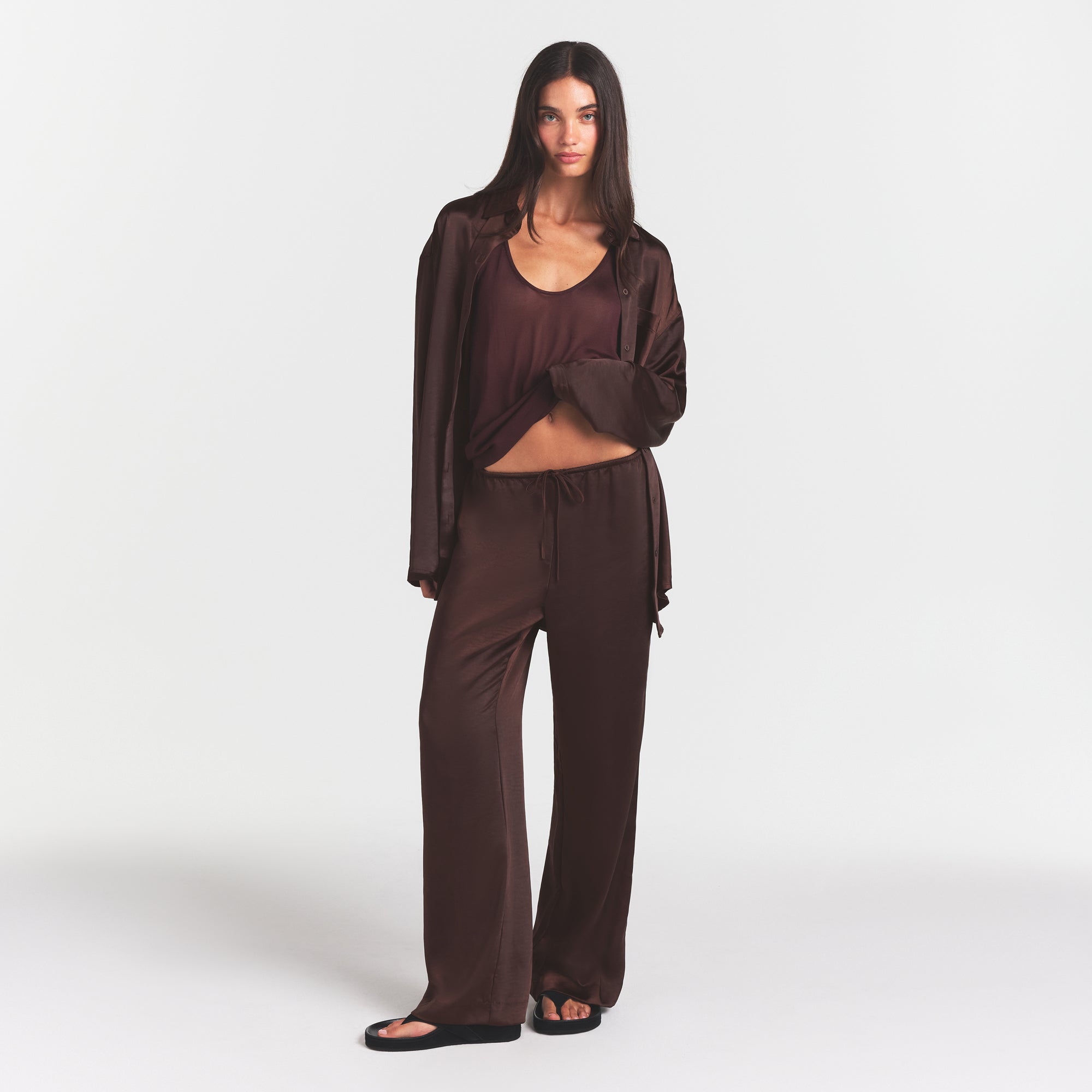 LIGHTWEIGHT SATIN STRAIGHT LEG PANT | ESPRESSO - Image 2
