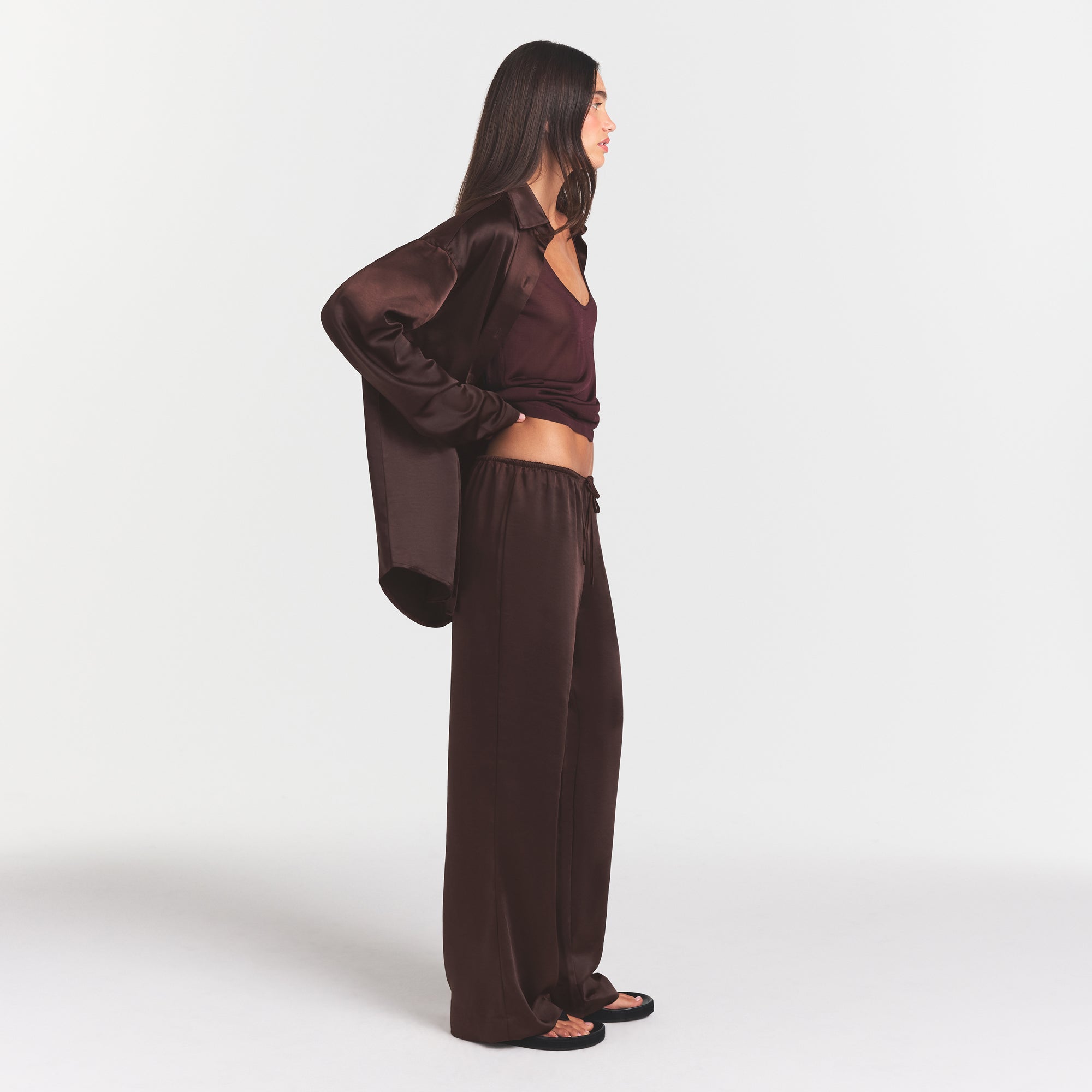 LIGHTWEIGHT SATIN STRAIGHT LEG PANT | ESPRESSO - Image 4