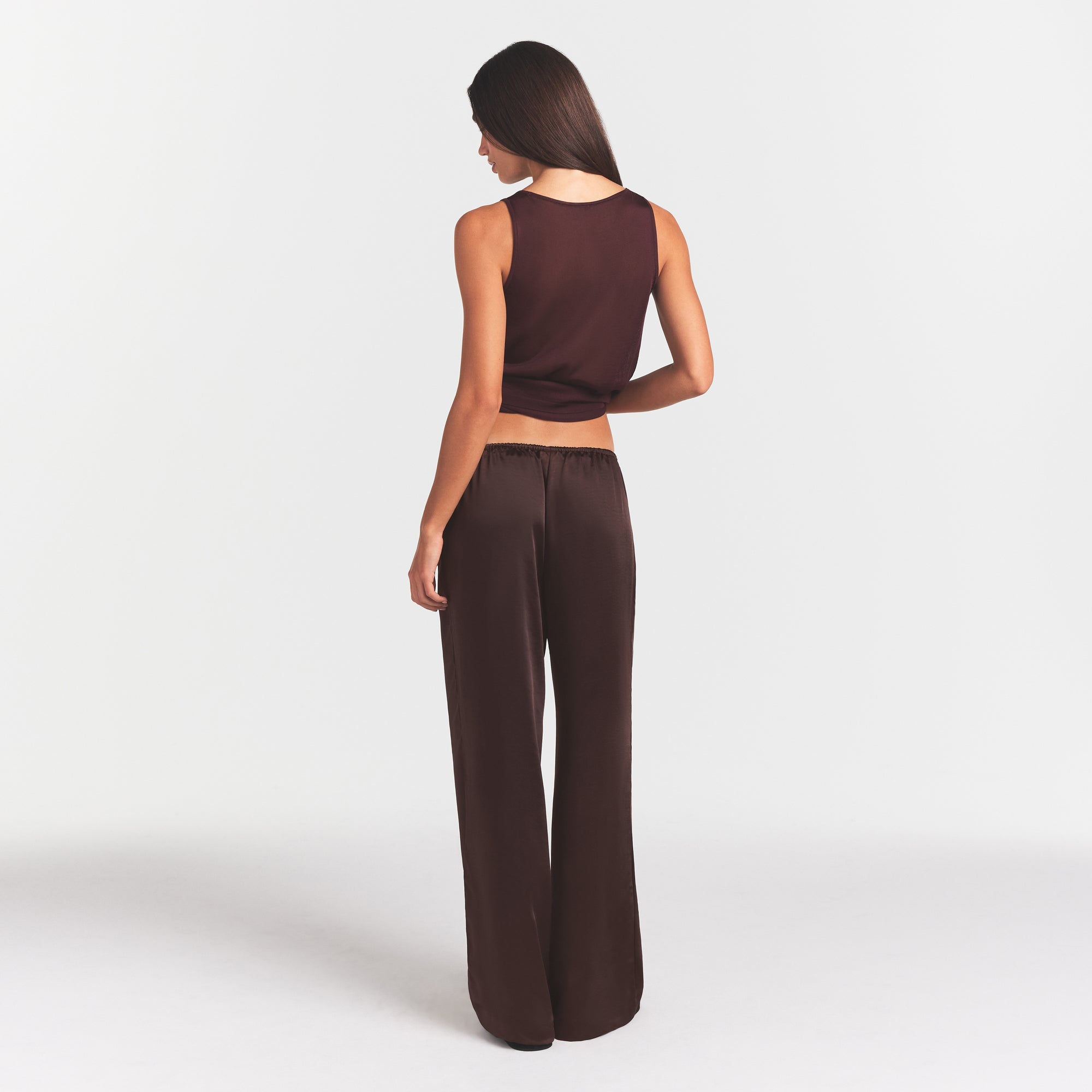 LIGHTWEIGHT SATIN STRAIGHT LEG PANT | ESPRESSO - Image 5