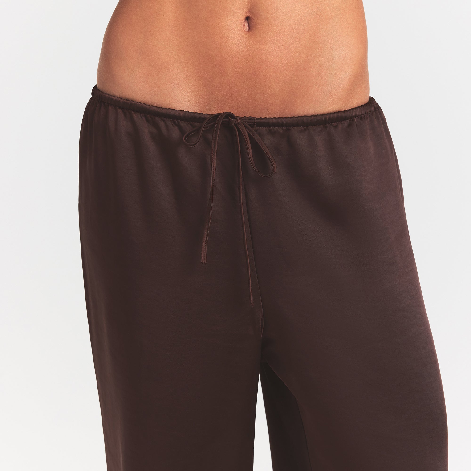 LIGHTWEIGHT SATIN STRAIGHT LEG PANT | ESPRESSO - Image 3