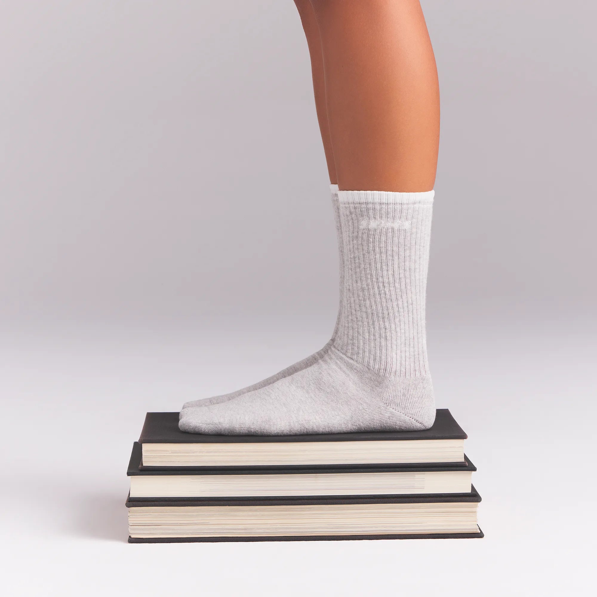 SKIMS SOCKS RIBBED QUARTER CREW LOGO SOCK | LIGHT HEATHER GREY AND SNOW - Image 2