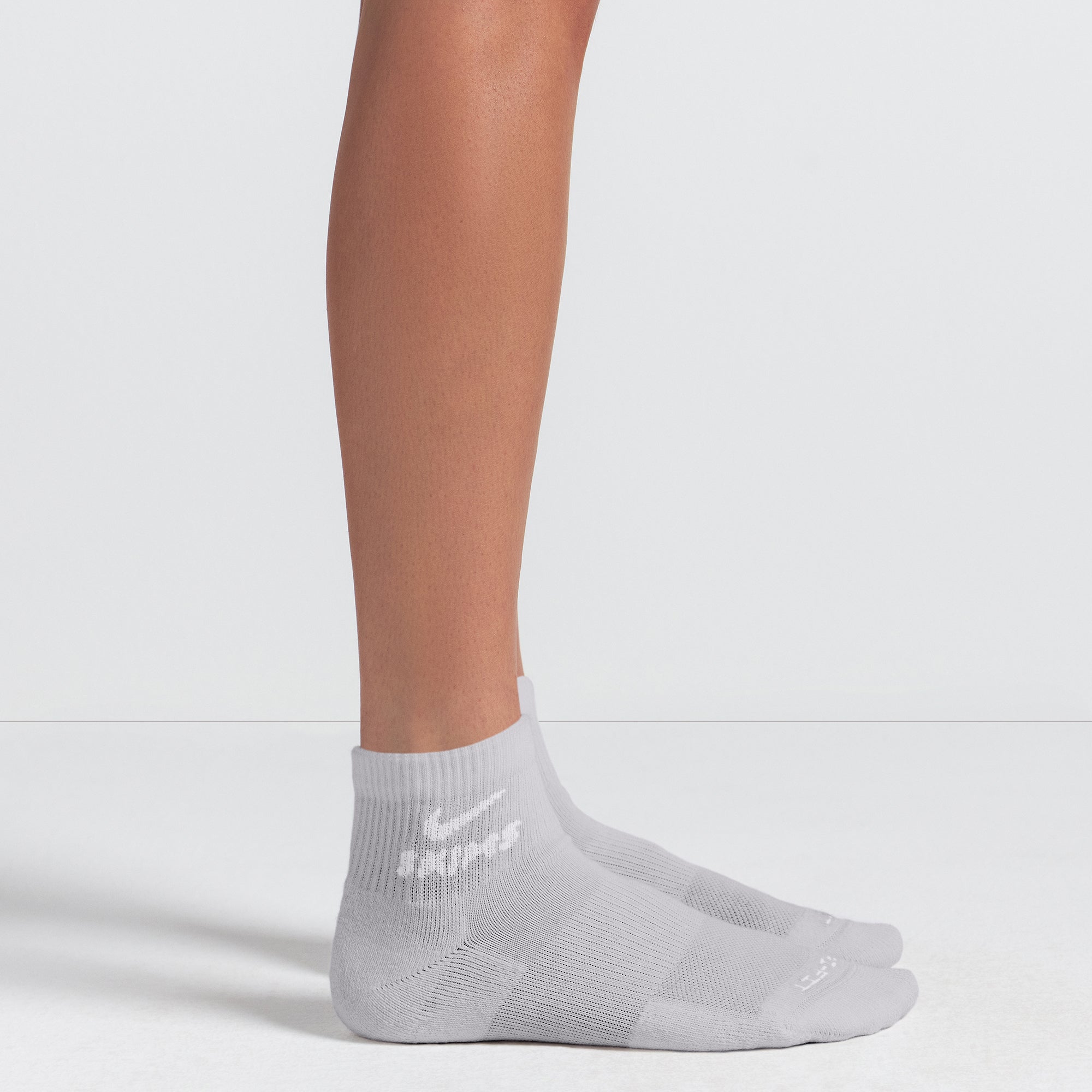 NikeSKIMS ACCESSORIES DRI-FITâ„¢ QUARTER CREW SOCK 3-PACK | HEATHER GREY MULTI - Image 2