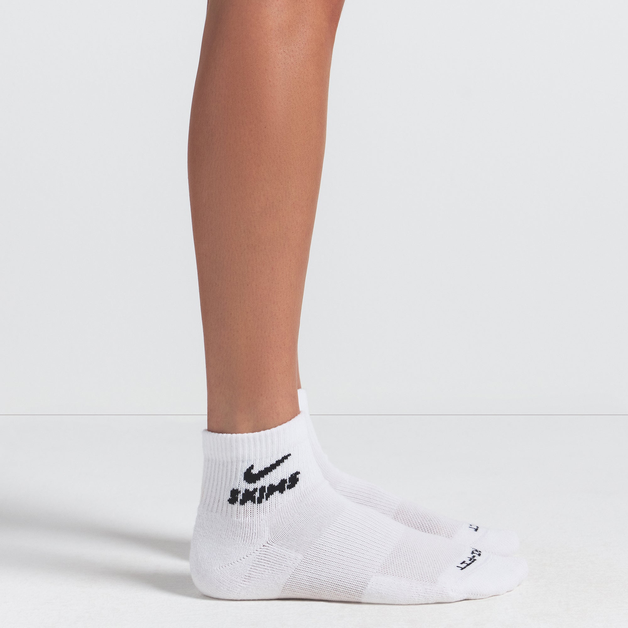 NikeSKIMS ACCESSORIES DRI-FITâ„¢ QUARTER CREW SOCK 3-PACK | HEATHER GREY MULTI - Image 6