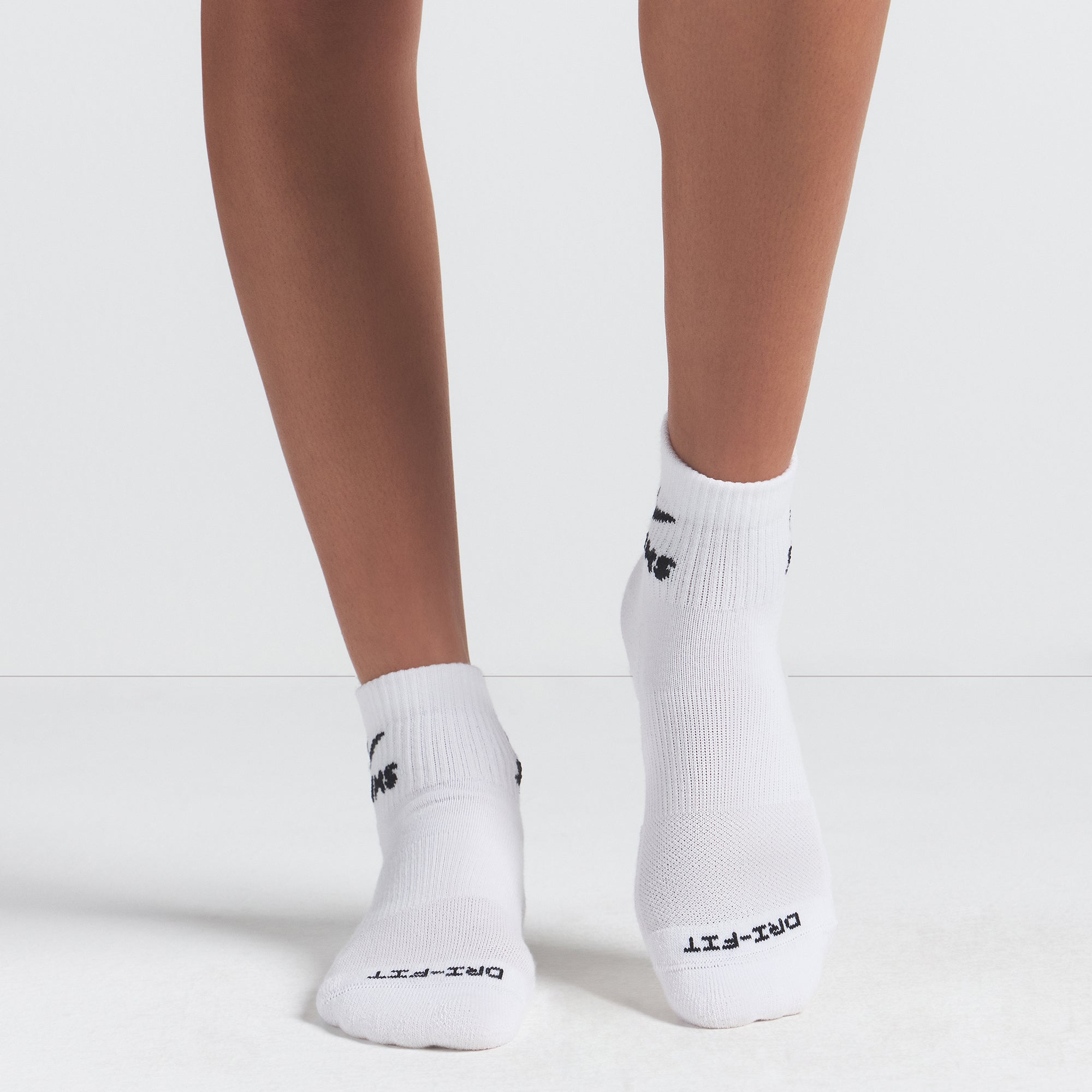 NikeSKIMS ACCESSORIES DRI-FITâ„¢ QUARTER CREW SOCK 3-PACK | SNOW - Image 3