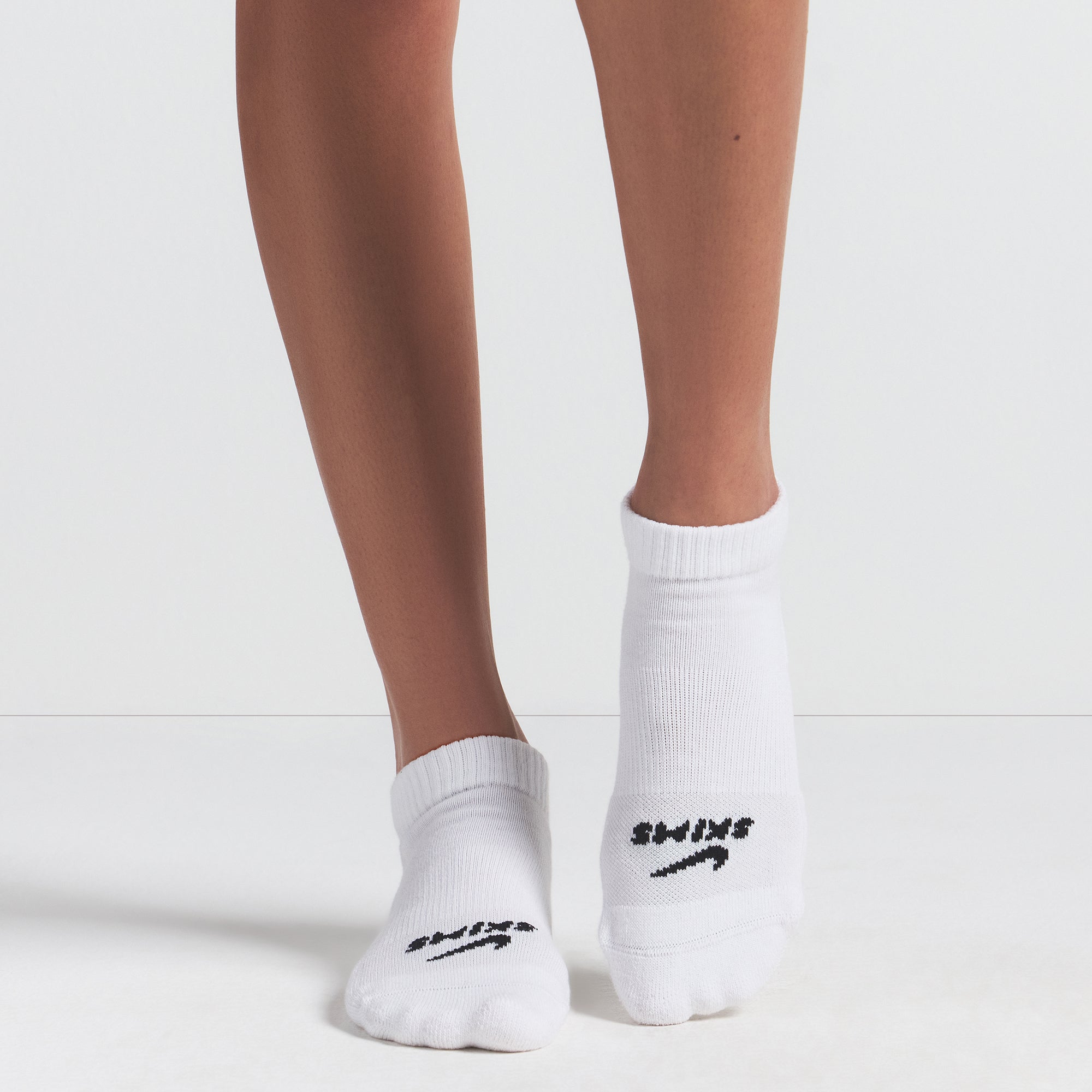 NikeSKIMS ACCESSORIES DRI-FITâ„¢ ANKLE SOCK 3-PACK | SNOW - Image 2