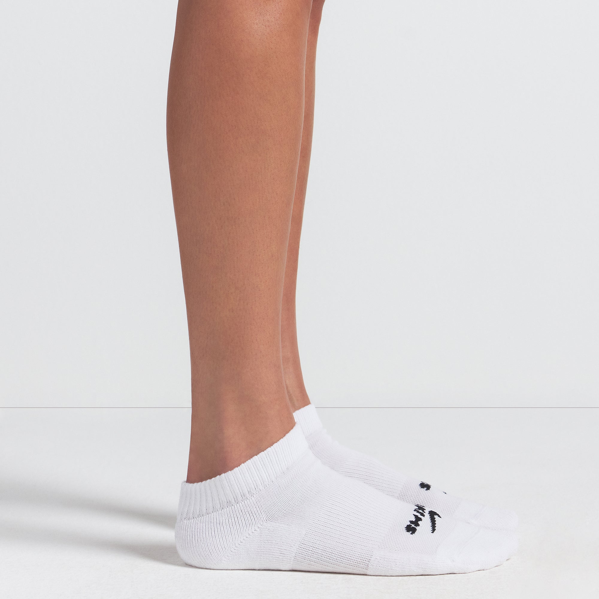 NikeSKIMS ACCESSORIES DRI-FITâ„¢ ANKLE SOCK 3-PACK | SNOW - Image 4
