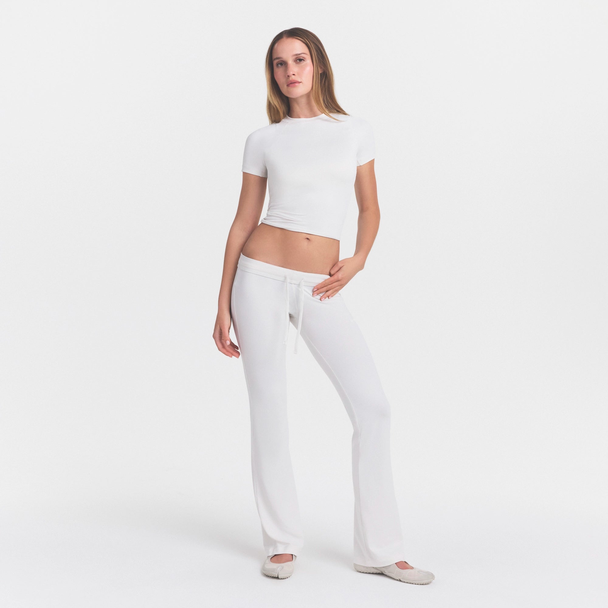 NikeSKIMS AIRY DRI-FITâ„¢ BABY T-SHIRT | IVORY - Image 2