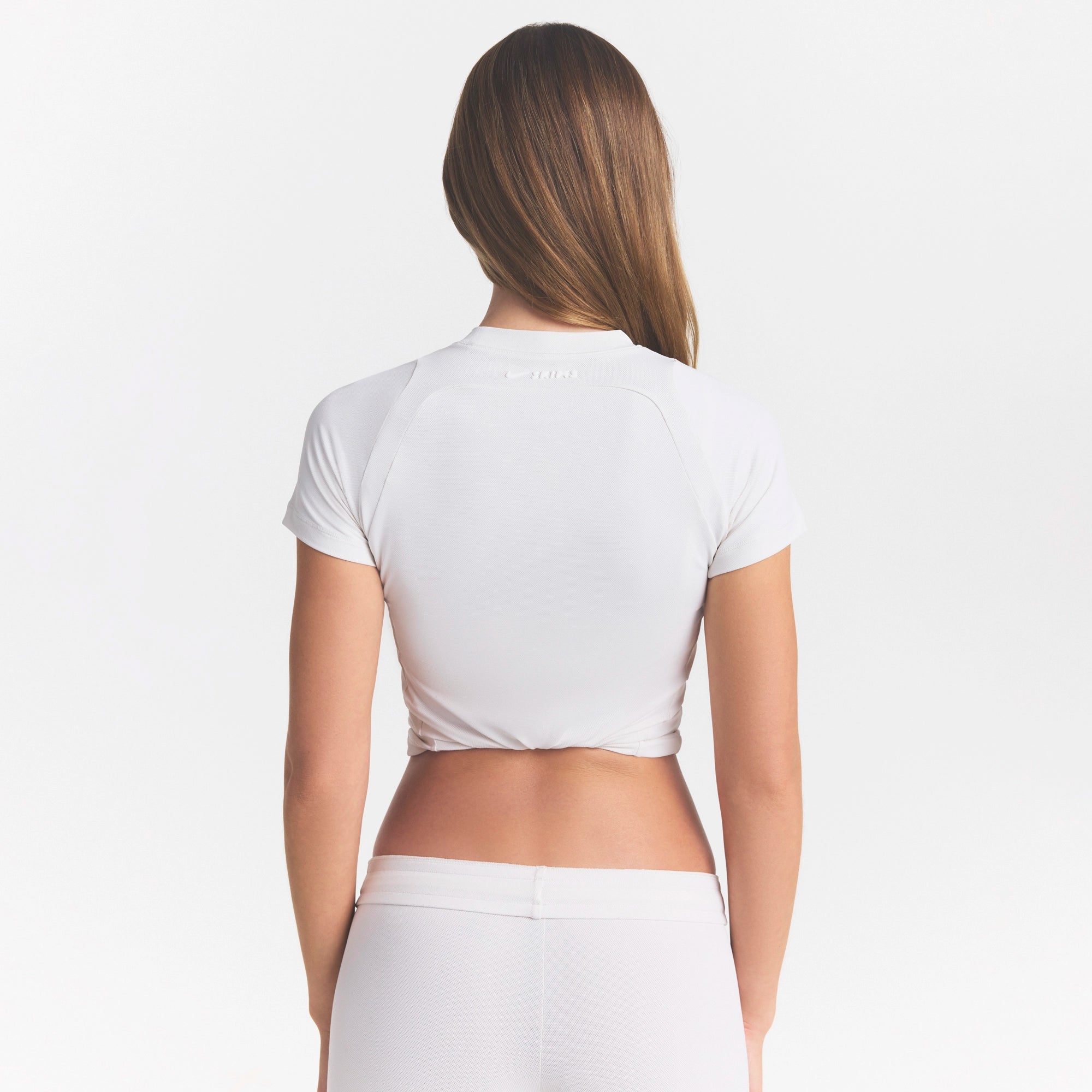 NikeSKIMS AIRY DRI-FITâ„¢ BABY T-SHIRT | IVORY - Image 4