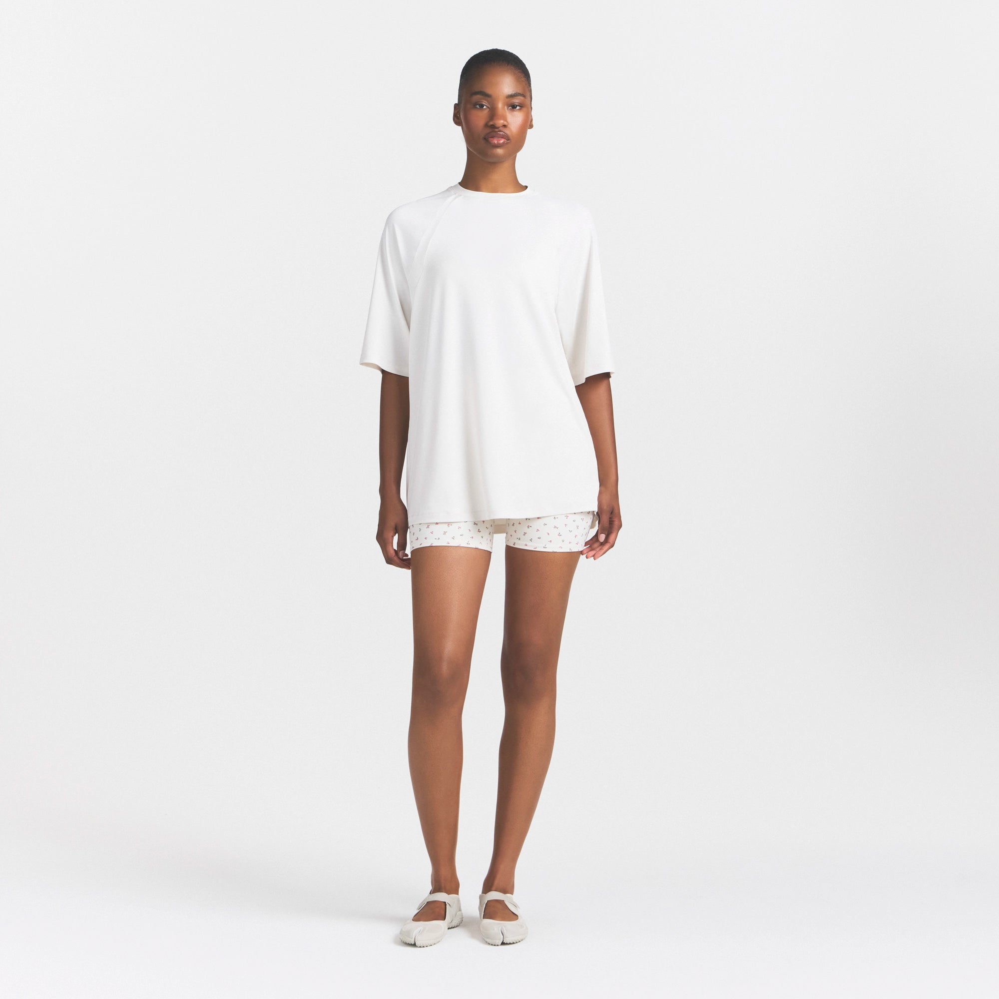 NikeSKIMS AIRY DRI-FITâ„¢ OVERSIZED T-SHIRT | IVORY - Image 2