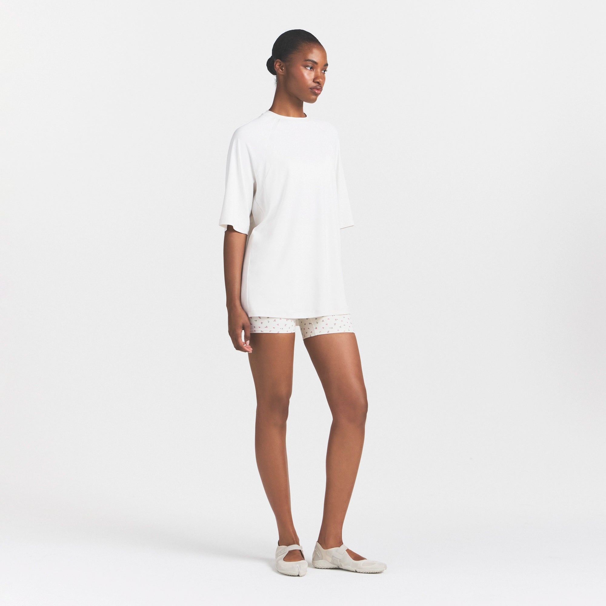 NikeSKIMS AIRY DRI-FITâ„¢ OVERSIZED T-SHIRT | IVORY - Image 5