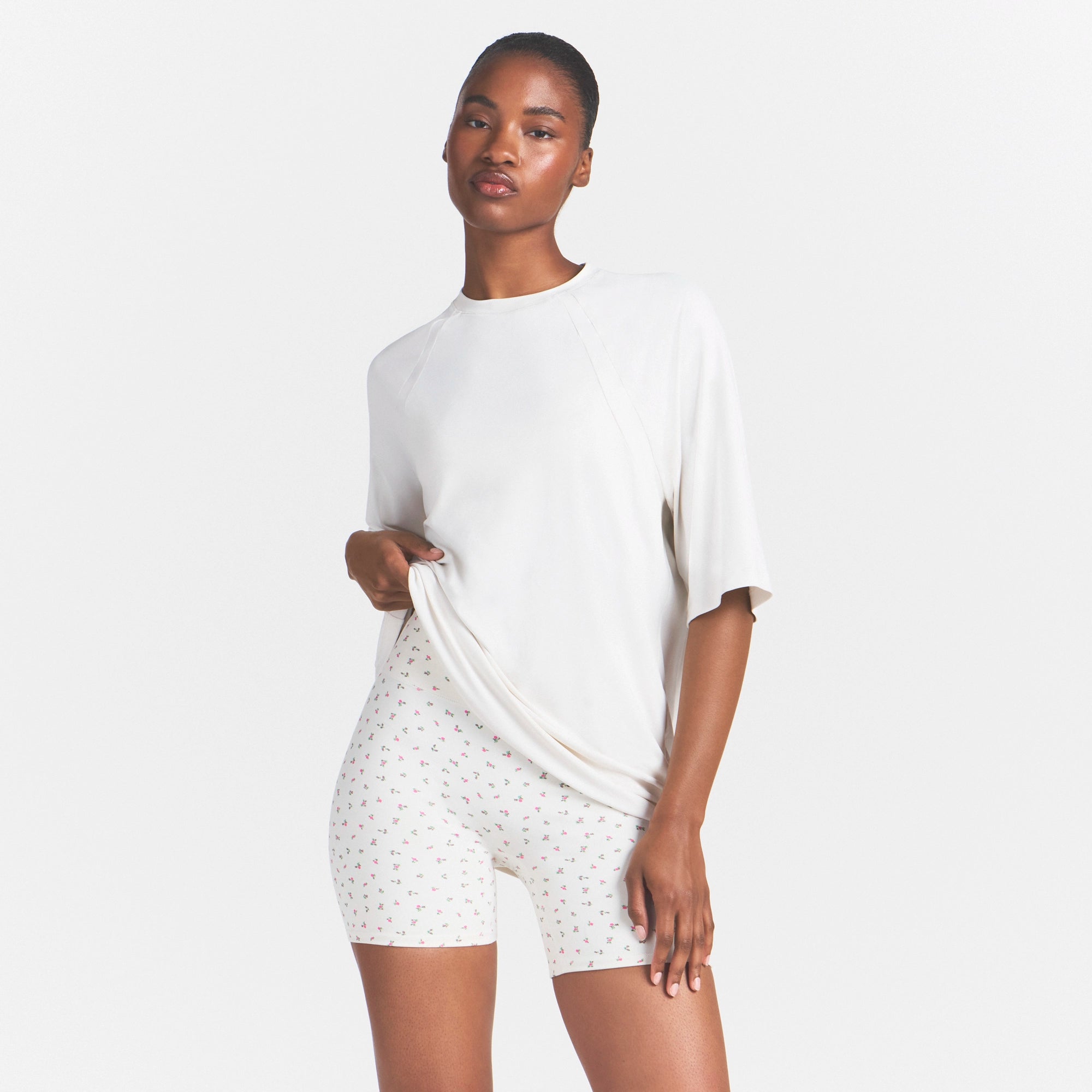 NikeSKIMS AIRY DRI-FITâ„¢ OVERSIZED T-SHIRT | IVORY - Image 3