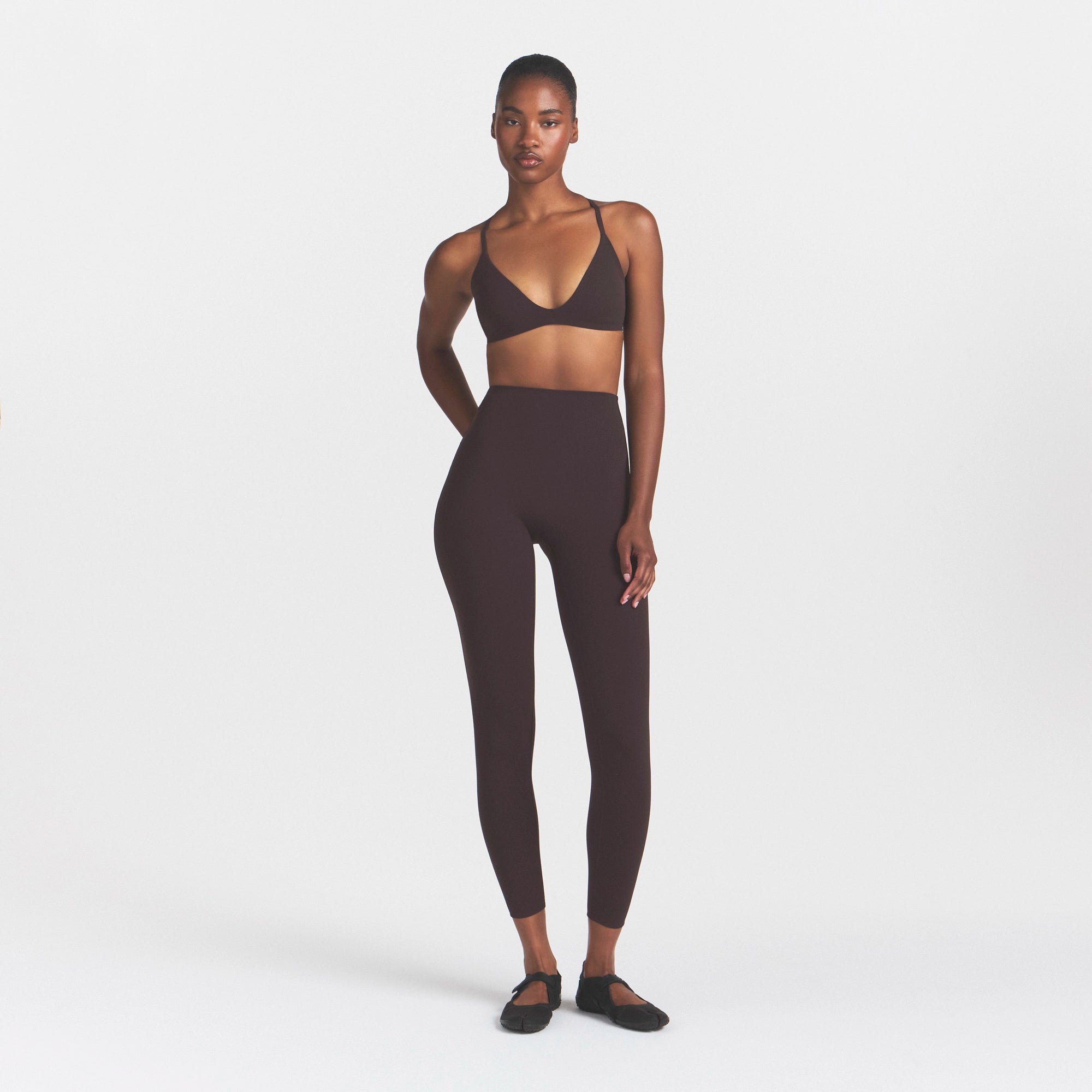 NikeSKIMS STUDIO STRETCH 26 LEGGING | DARK ROAST - Image 2
