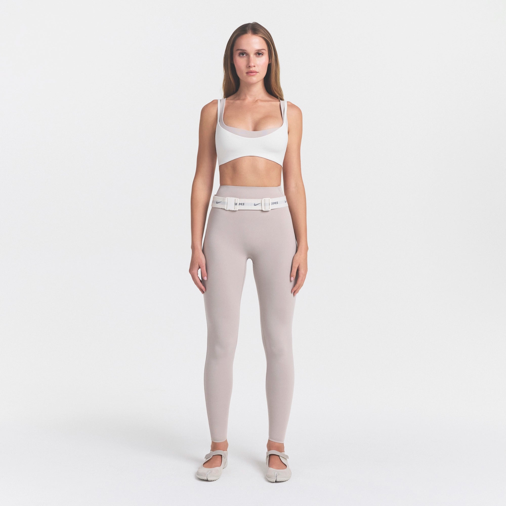NikeSKIMS STUDIO STRETCH 26 LEGGING | LINEN - Image 2