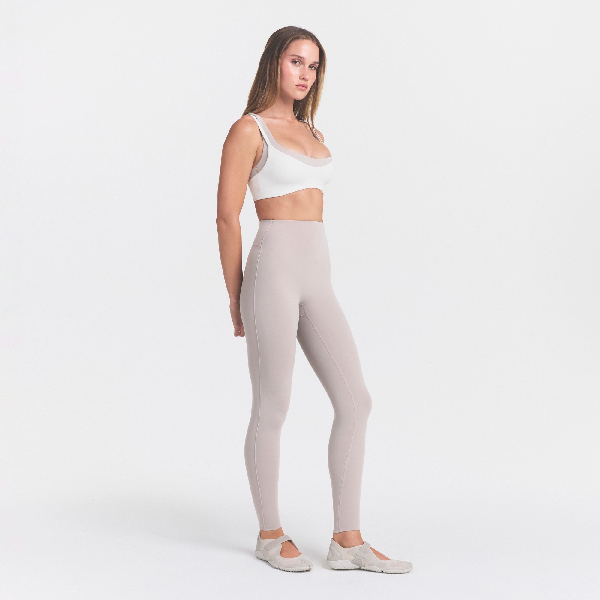 NikeSKIMS STUDIO STRETCH 26 LEGGING | LINEN - Image 3