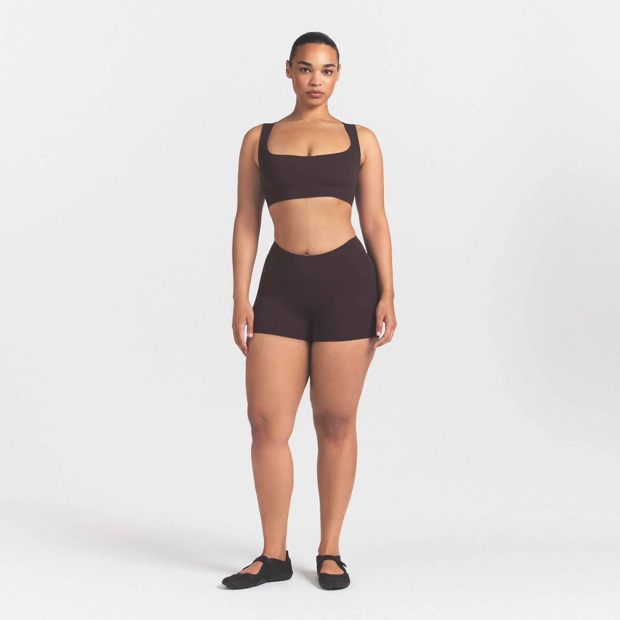 NikeSKIMS STUDIO STRETCH DIPPED 2 SHORT | DARK ROAST - Image 2